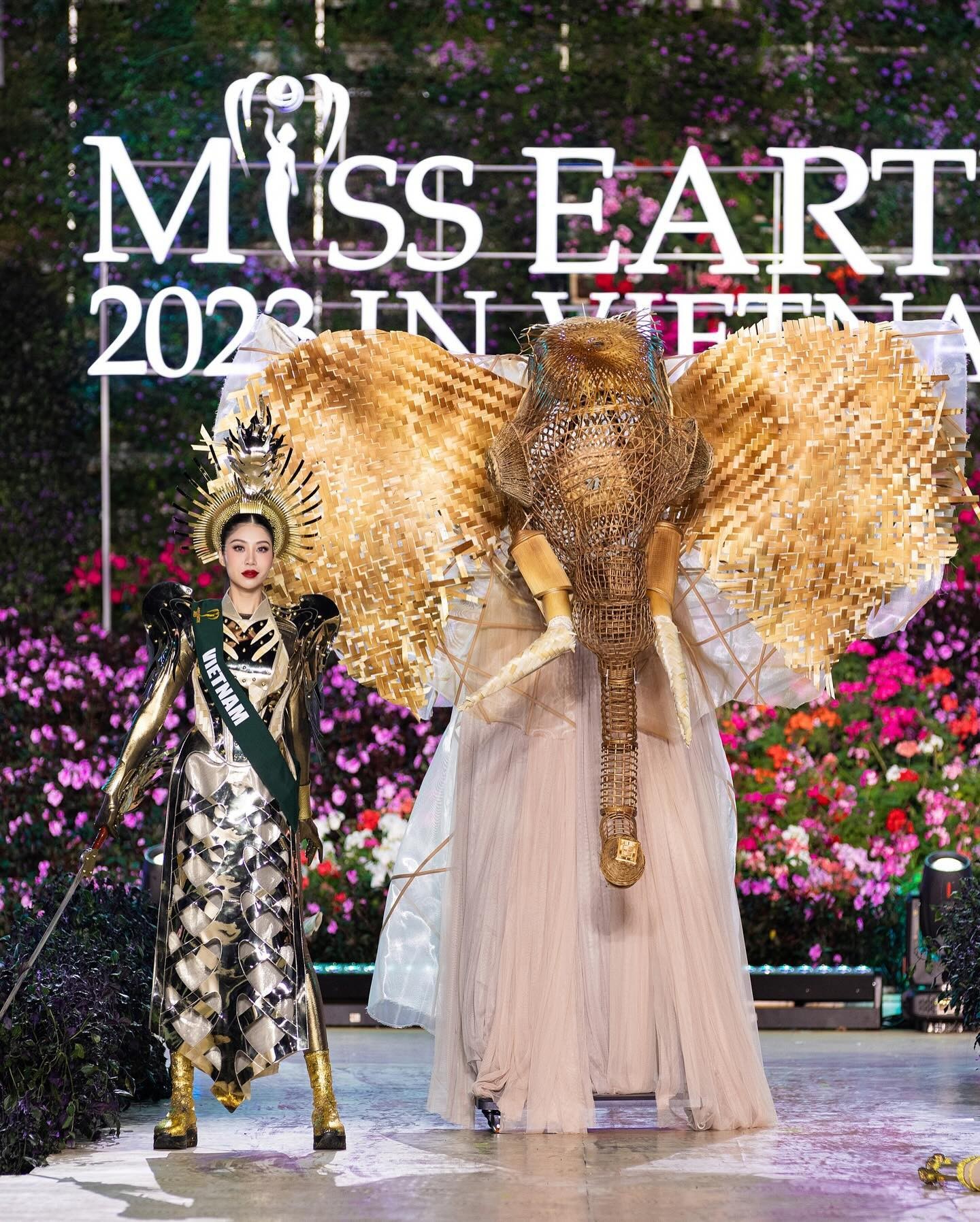 Lan Anh gây sốt khi diễn trang phục dân tộc