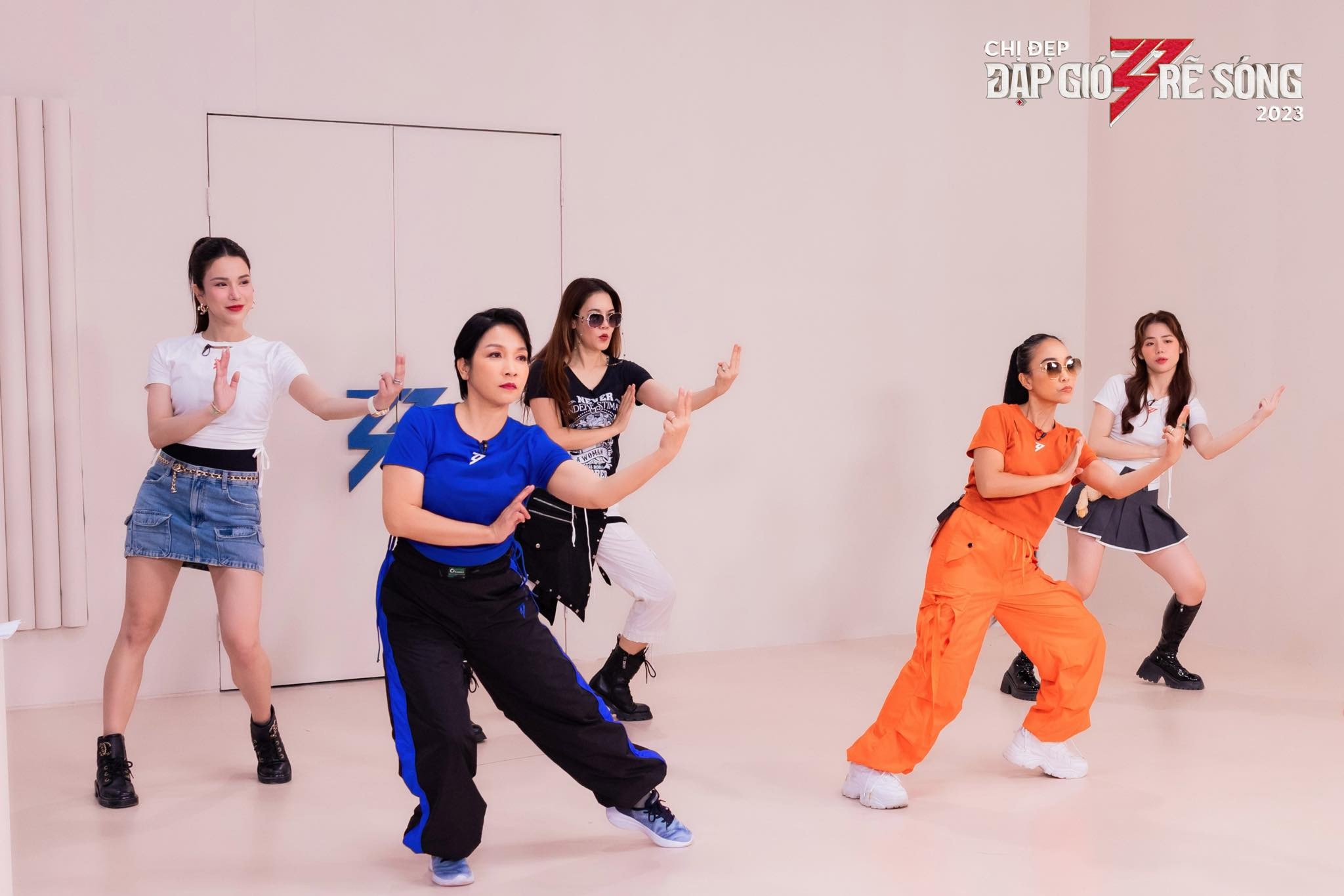 Các Chị đẹp tích cực tập luyện để mang đến màn trình diễn bùng nổ trong Công diễn 3