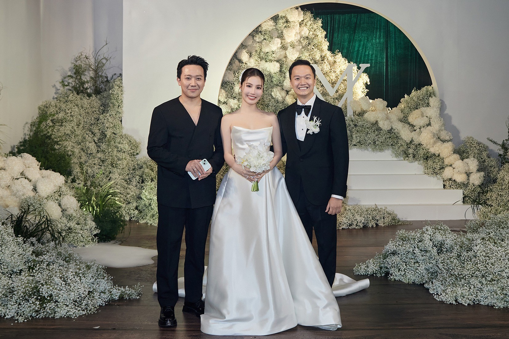 Trấn Thành lịch lãm tại đám cưới của Diễm My 9x và doanh nhân Vinh Nguyễn