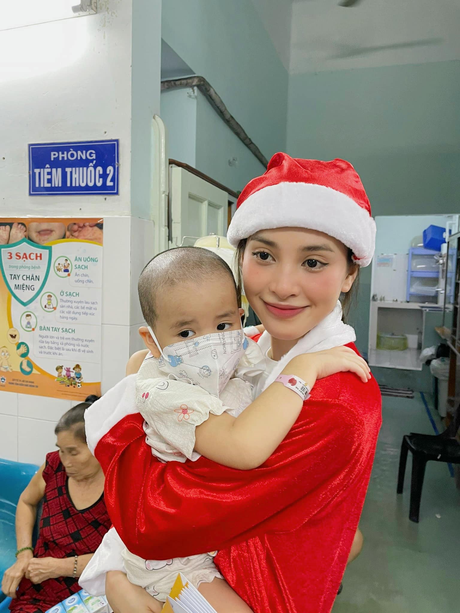 Video: Tiểu Vy hóa 'bà già Noel' tặng quà cho bệnh nhi, dân tình tấm tắc khen ngợi - Ảnh 5