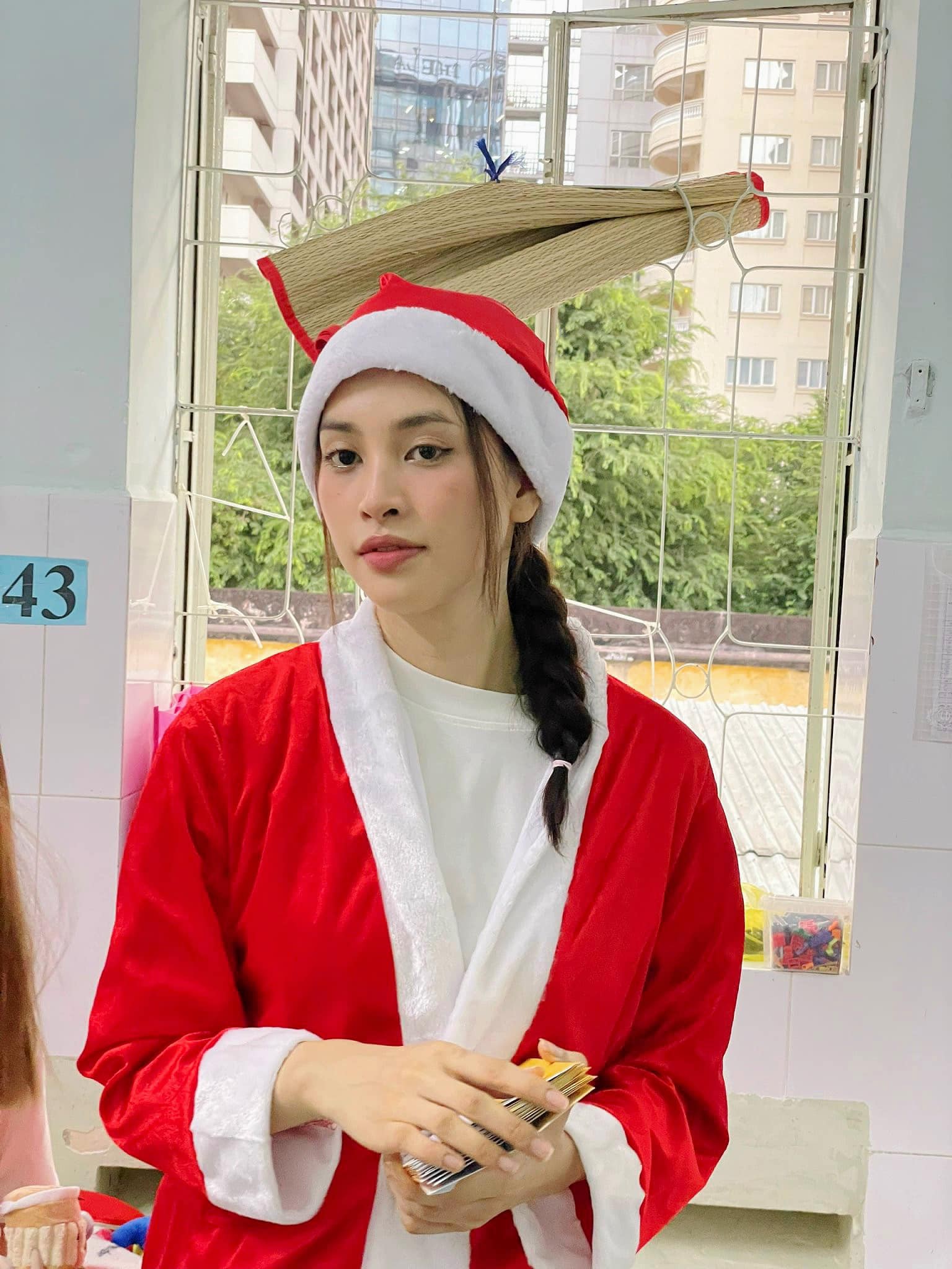 Video: Tiểu Vy hóa 'bà già Noel' tặng quà cho bệnh nhi, dân tình tấm tắc khen ngợi - Ảnh 1