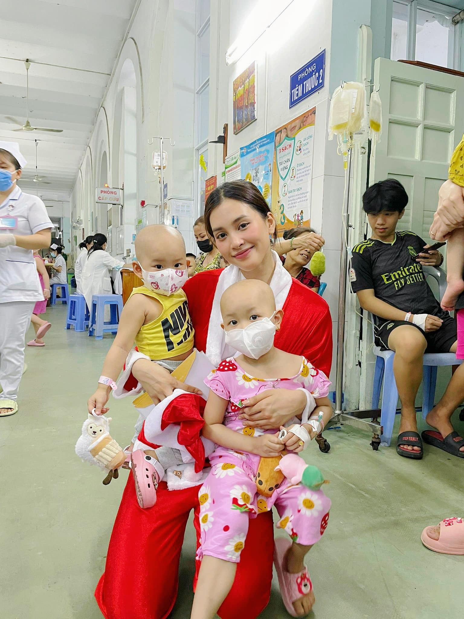 Video: Tiểu Vy hóa 'bà già Noel' tặng quà cho bệnh nhi, dân tình tấm tắc khen ngợi - Ảnh 3