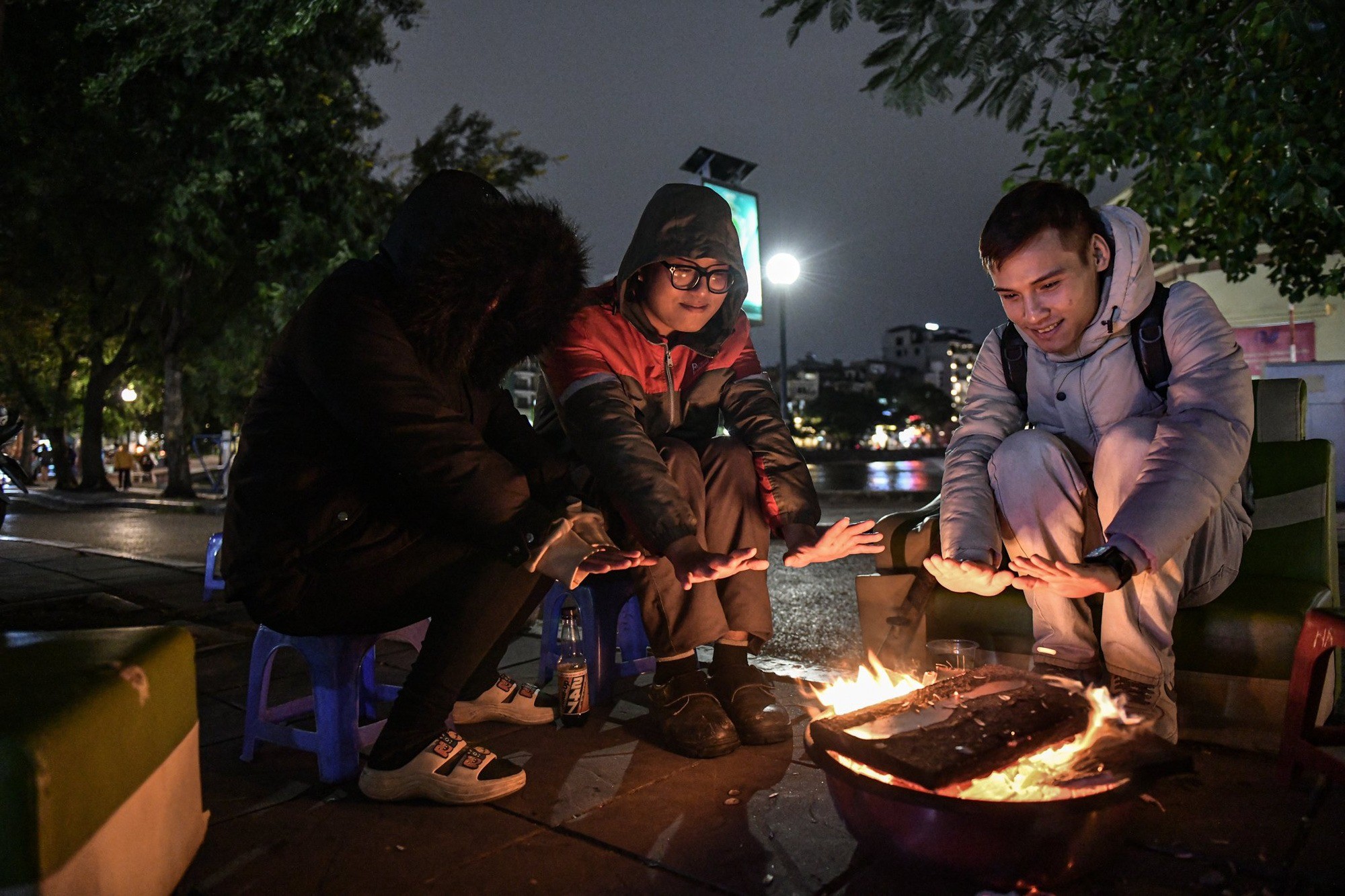 Những đợt không khí lạnh tràn về liên tục khiến nhiệt độ miền Bắc ở mức thấp, trời rét đậm, đặc biệt vào đêm