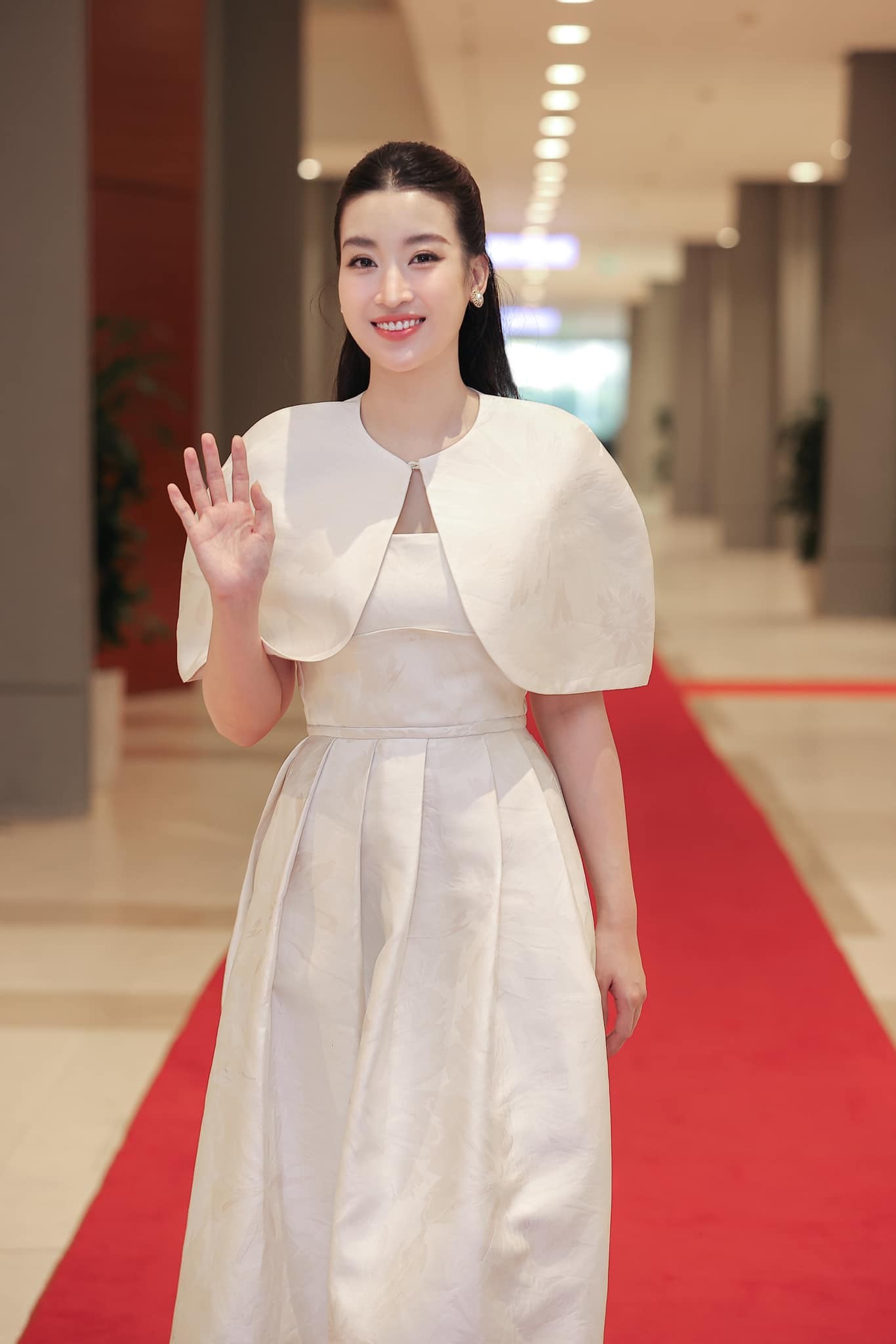 Hoa hậu Đỗ Mỹ Linh hút ánh nhìn với style thanh lịch, nhẹ nhàng.