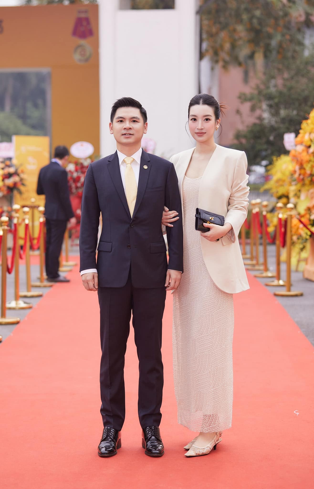 Đỗ Mỹ Linh đồng hành cùng chồng thiếu gia tại thảm đổ sự kiện