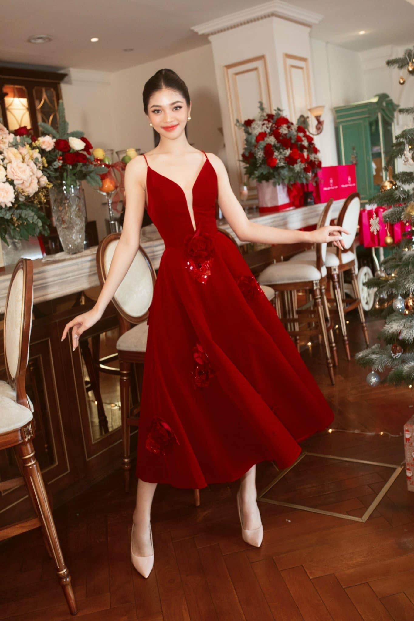 Minh Kiên được ví như bông hồng đỏ khi tham gia sự kiện mới đây. 