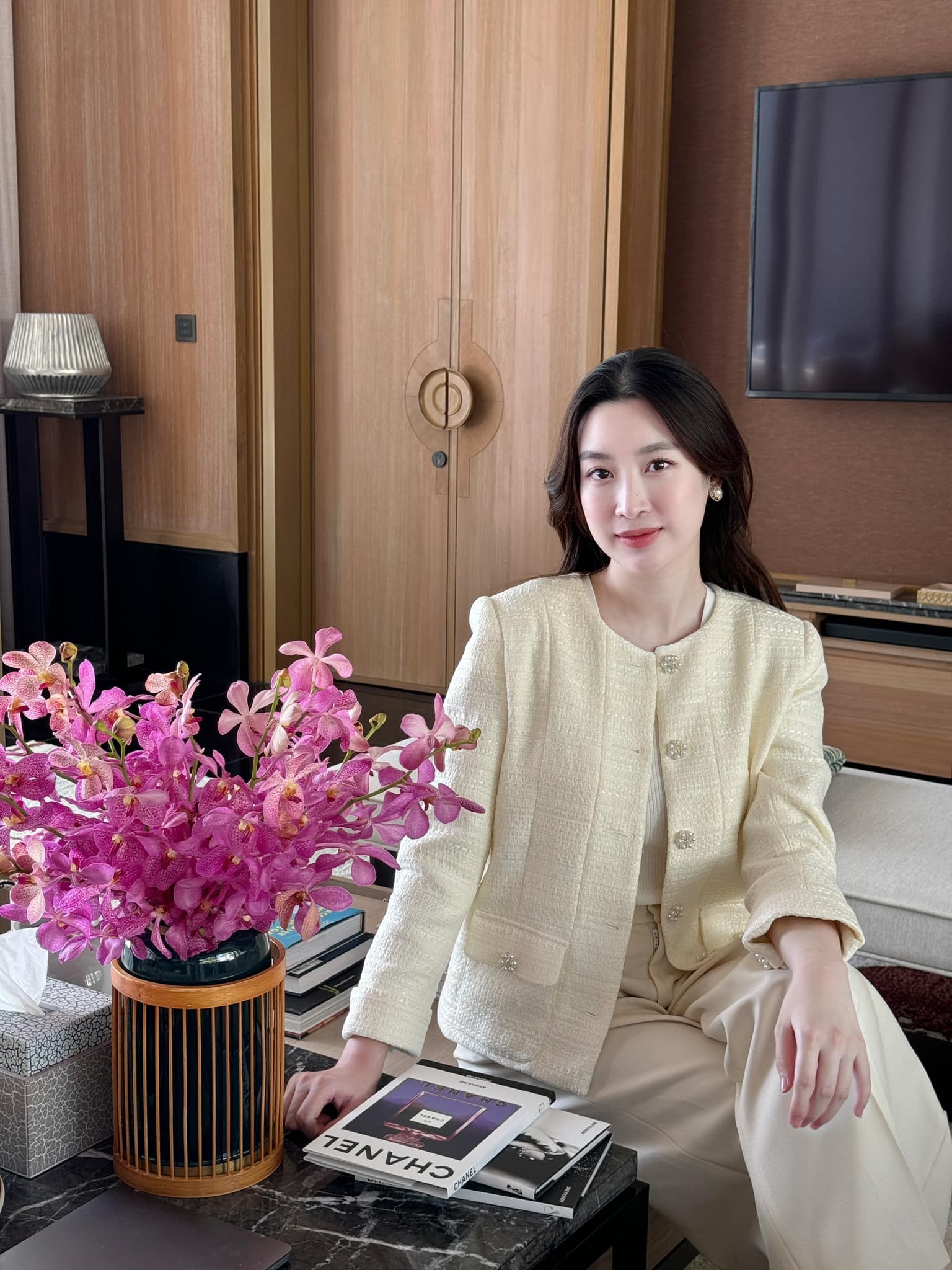 Đỗ Mỹ Linh lăng xê chất liệu vải Tweed