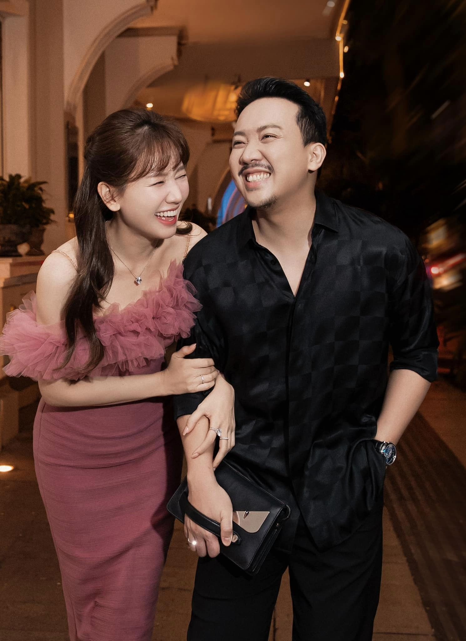 Hari Won - Trấn Thành 'tình bể bình' trong loạt ảnh mừng Giáng sinh