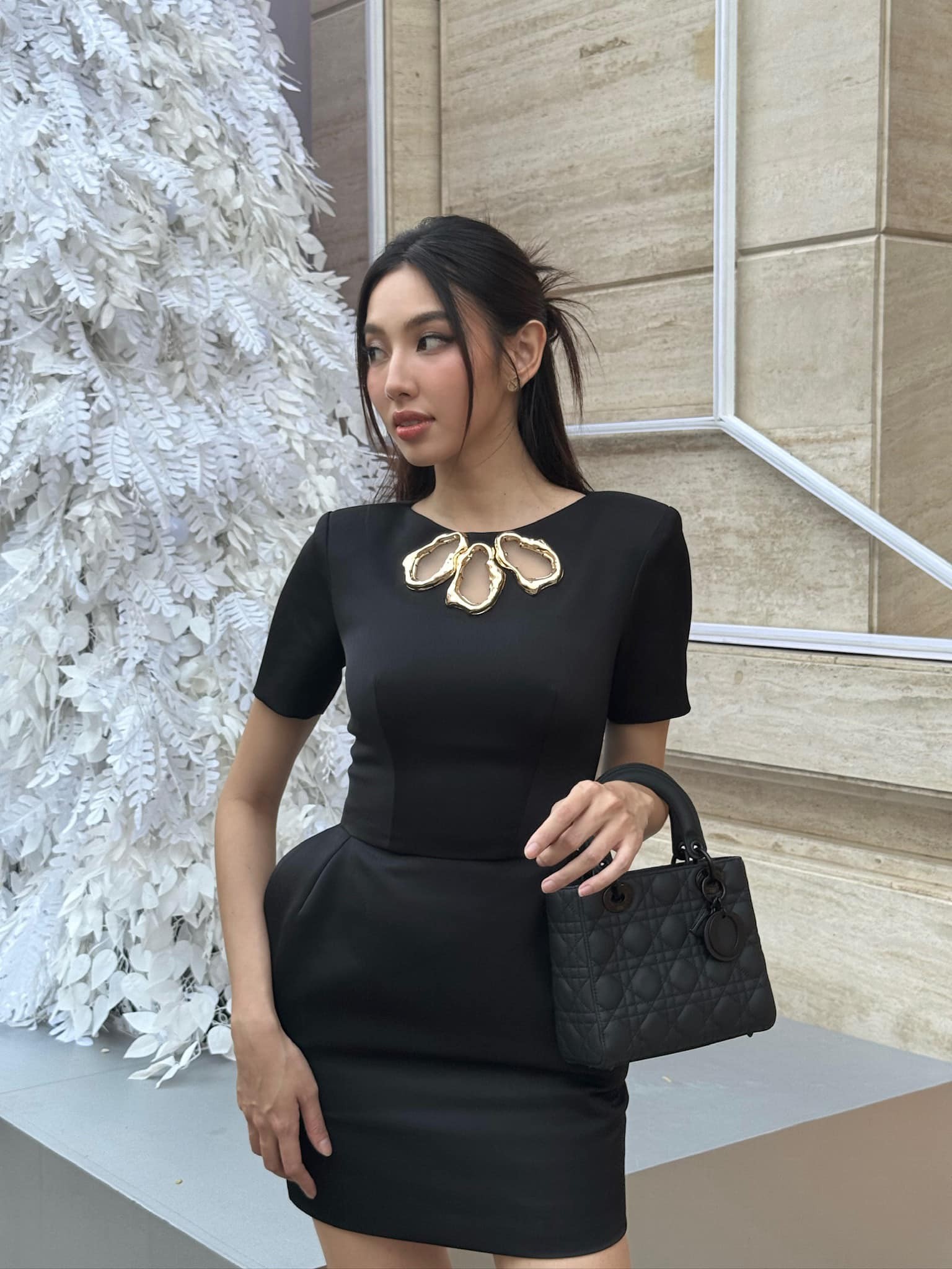 Thùy Tiên hóa quý cô thanh lịch xuống phố. Sau khi kết thúc nhiệm kỳ, cô khá bận rộn khi phải đôn đáo chạy liên tiếp nhiều sự kiện. Tuy nhiên mỗi khi xuất hiện đều gây sốt bởi thần sắc kinh diễm. 