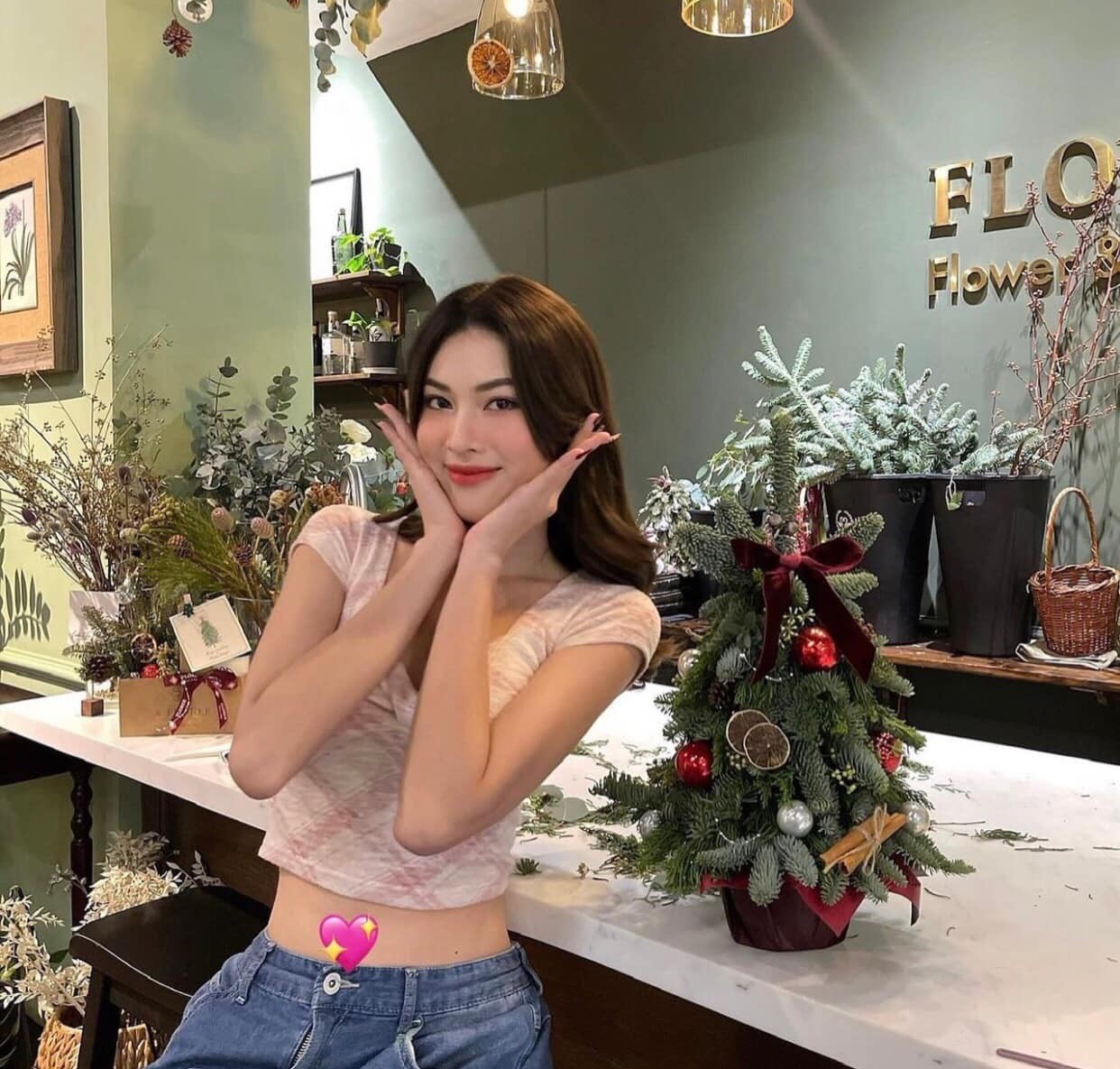 Á hậu Nguyễn Lê Ngọc Thảo phô diễn vòng eo phẳng lì.