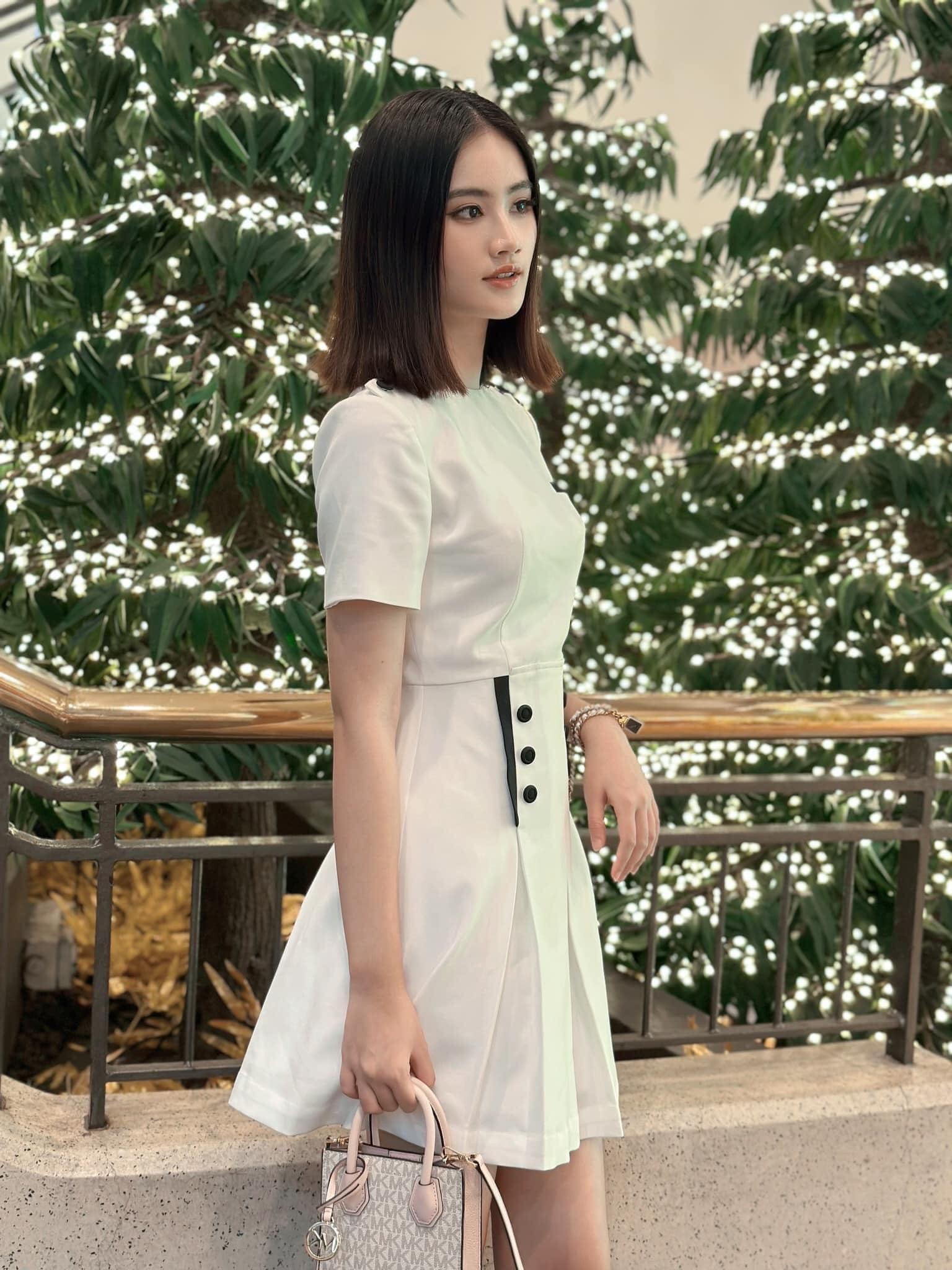 Ý Nhi đi du học Úc sau hàng loạt thị phi liên quan đến phát ngôn. Tranh thủ thời gian rảnh rỗi, cô tham quan nhiều địa điểm của 'đất nước chuột túi'. Tại xứ người, Ý Nhi sống tự lập, sự thay đổi tích cực của người đẹp được đông đảo khán giả ghi nhận.