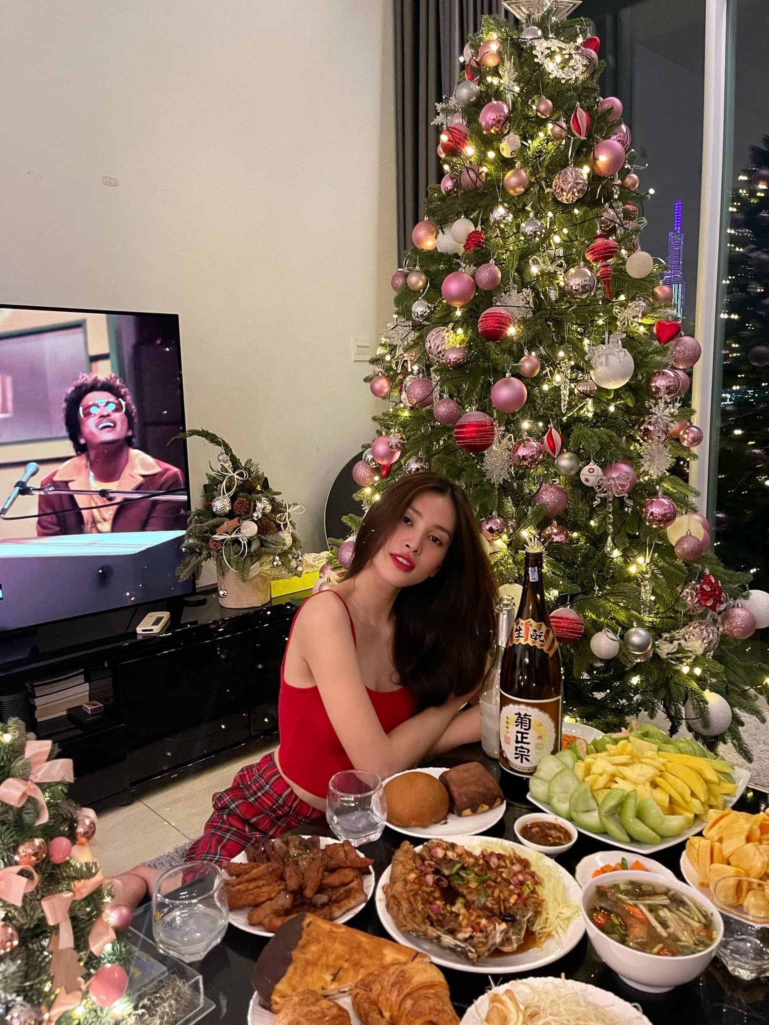 Tiểu Vy tụ họp hội bạn thân tại nhà. Cách đây ít ngày, Tiểu Vy ghi điểm khi hoá trang thành bà già noel, xuất hiện trao quà cho các bệnh nhi. Đăng quang Hoa hậu Việt Nam 2018 khi vừa tròn 18 tuổi, Tiểu Vy hiện vẫn duy trì tốt sức hút.