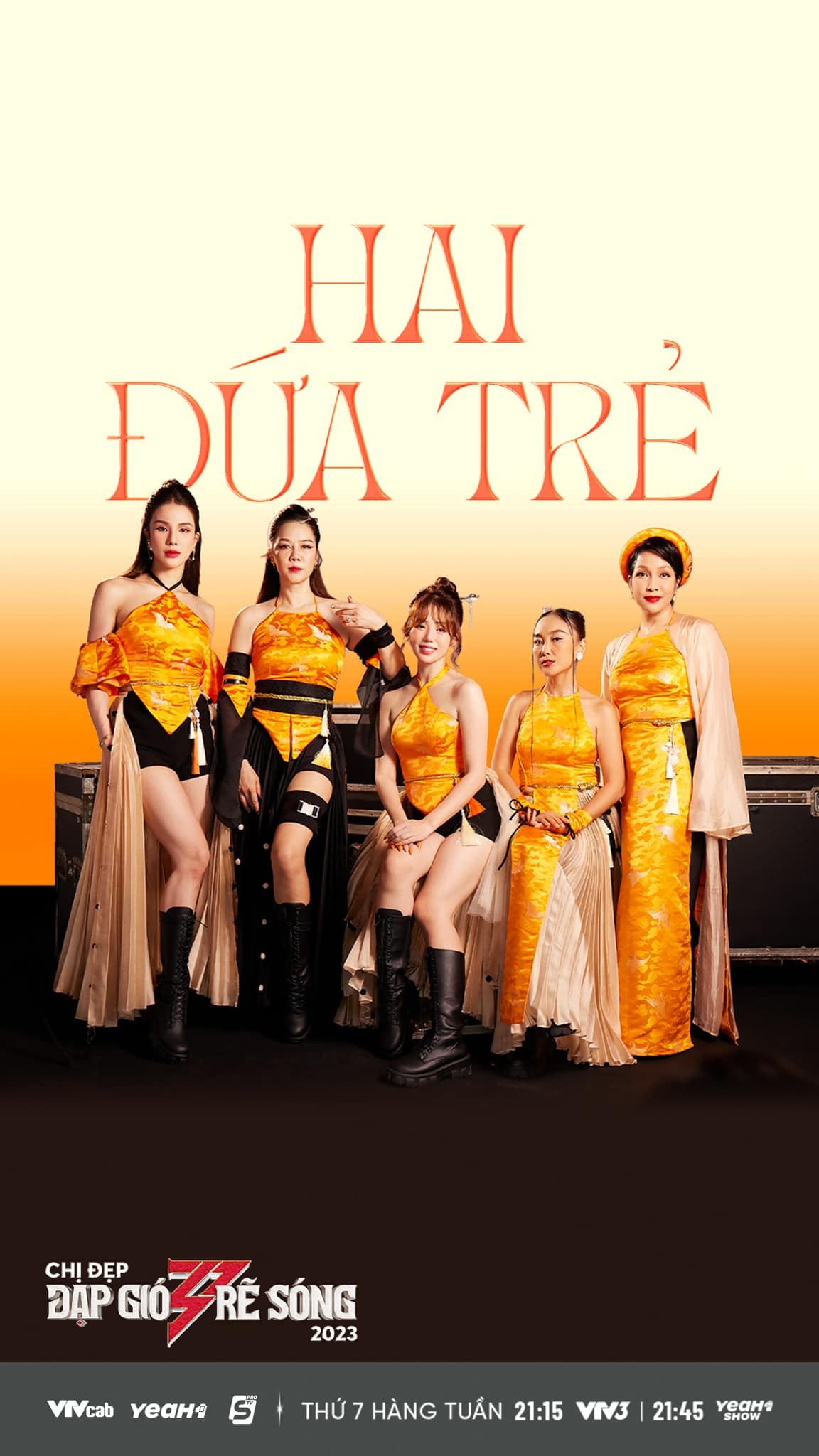 Nhóm Hai đứa trẻ, 5 chị đẹp (Hương Ly, Mỹ Linh, Thu Phương, Đoan Trang, Diệp Lâm Anh)