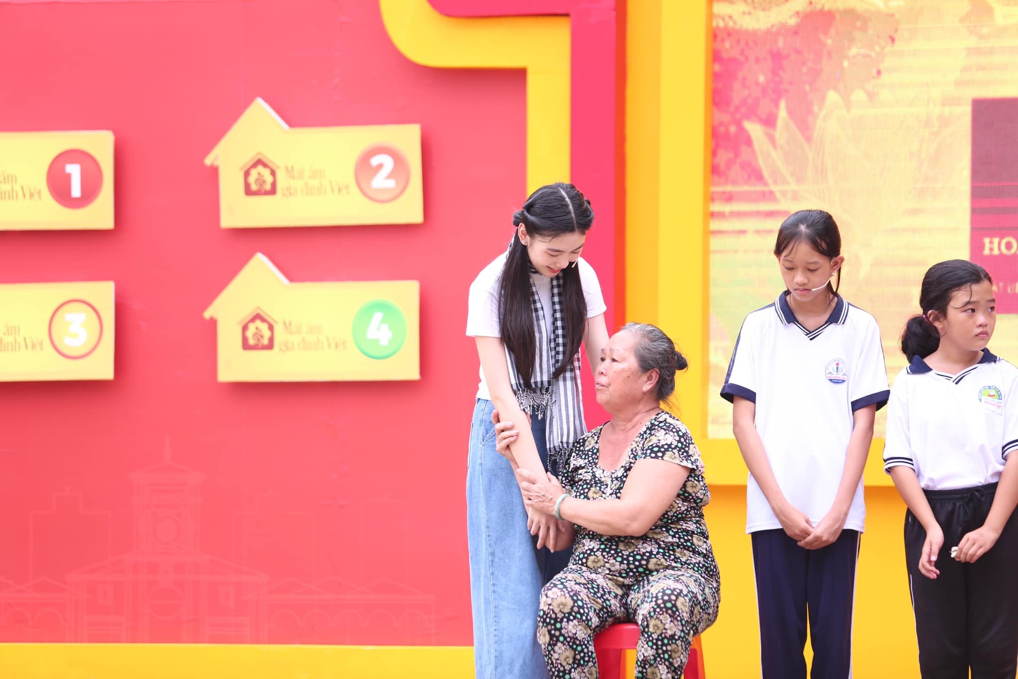 Diện mạo ngày càng chín muồi của ái nữ nhà Quyền Linh, fan sắc đẹp: 'Thi Hoa hậu chỉ để tìm ai là Á 1' - Ảnh 4