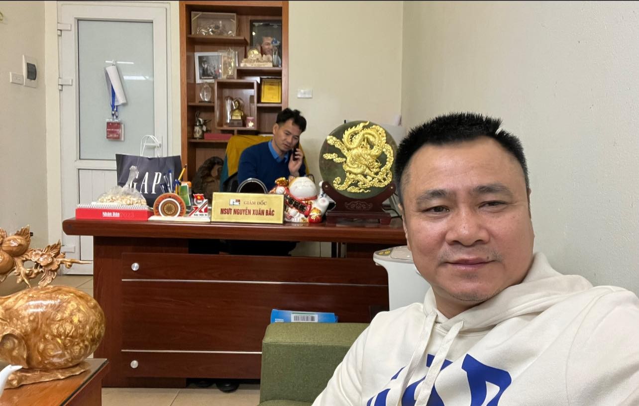 NSND Tự Long chia sẻ hình ảnh chụp tại văn phòng làm việc của NSƯT Xuân Bắc, úp mở Táo quân 2024 khiến dân tình 'đứng ngồi không yên'