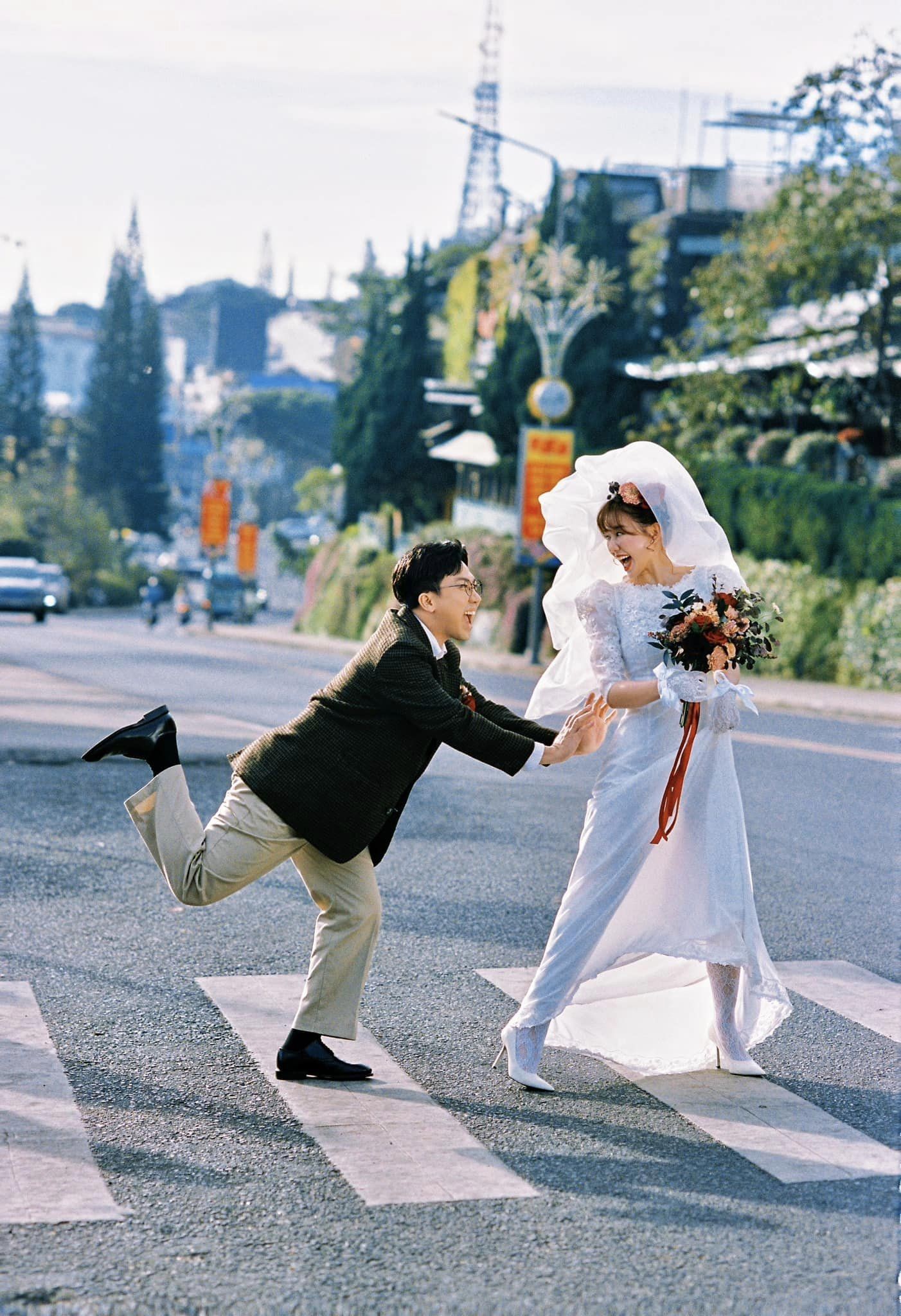 Video: Trấn Thành - Hari Won nhảy nhót khi 'cưới thêm lần nữa', biểu cảm nhà trai khiến BB Trần đòi 'giải cứu' - Ảnh 3