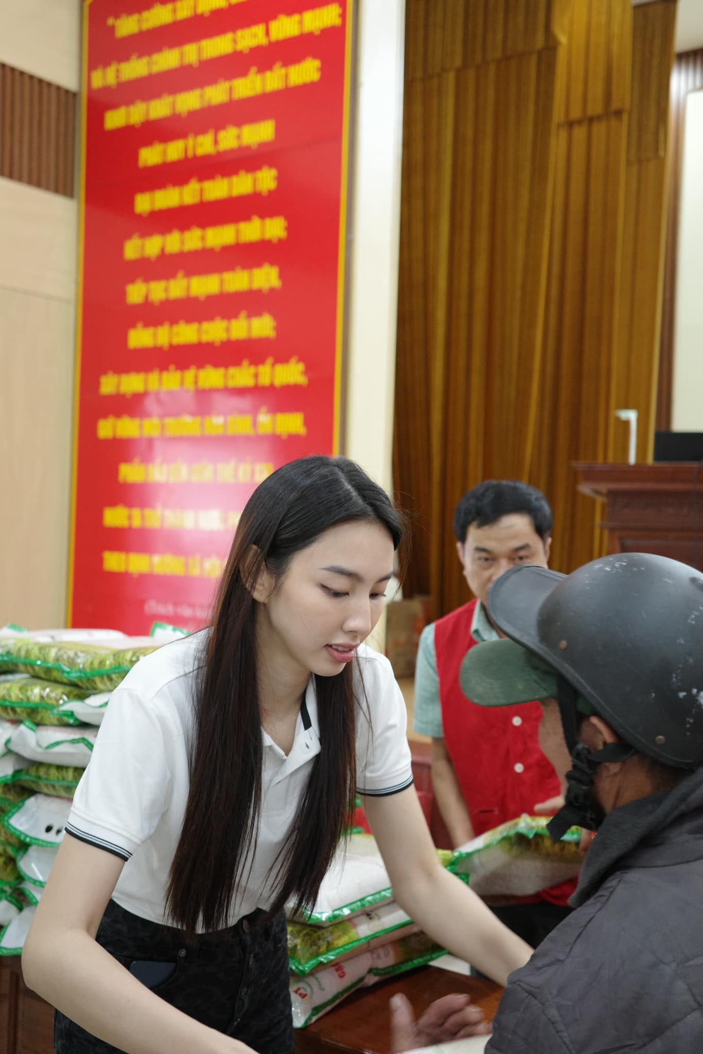 Video: Thùy Tiên giản dị hết cỡ đi trao quà từ thiện, không ngại bê vác, nhan sắc gây chú ý - Ảnh 8