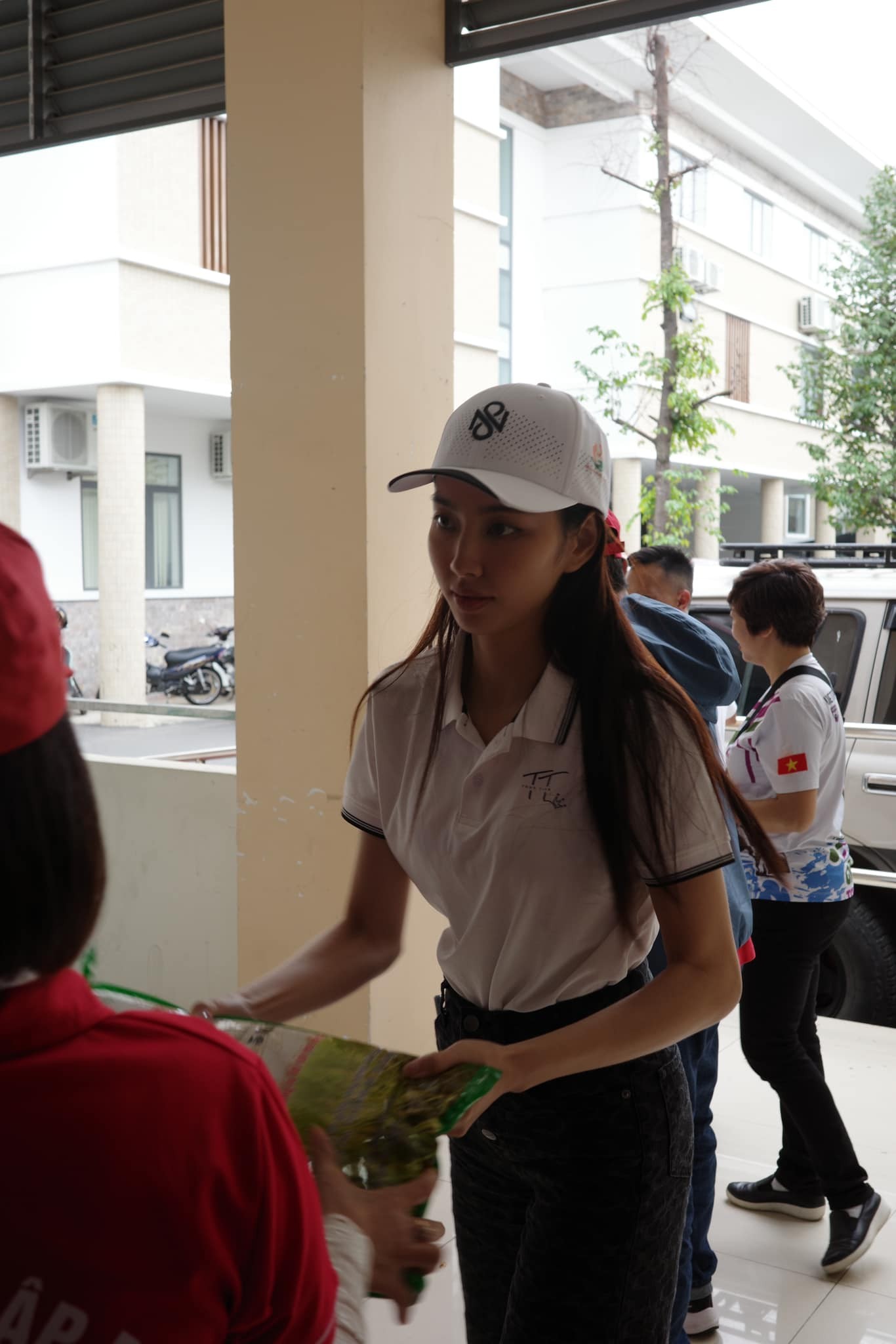 Video: Thùy Tiên giản dị hết cỡ đi trao quà từ thiện, không ngại bê vác, nhan sắc gây chú ý - Ảnh 2