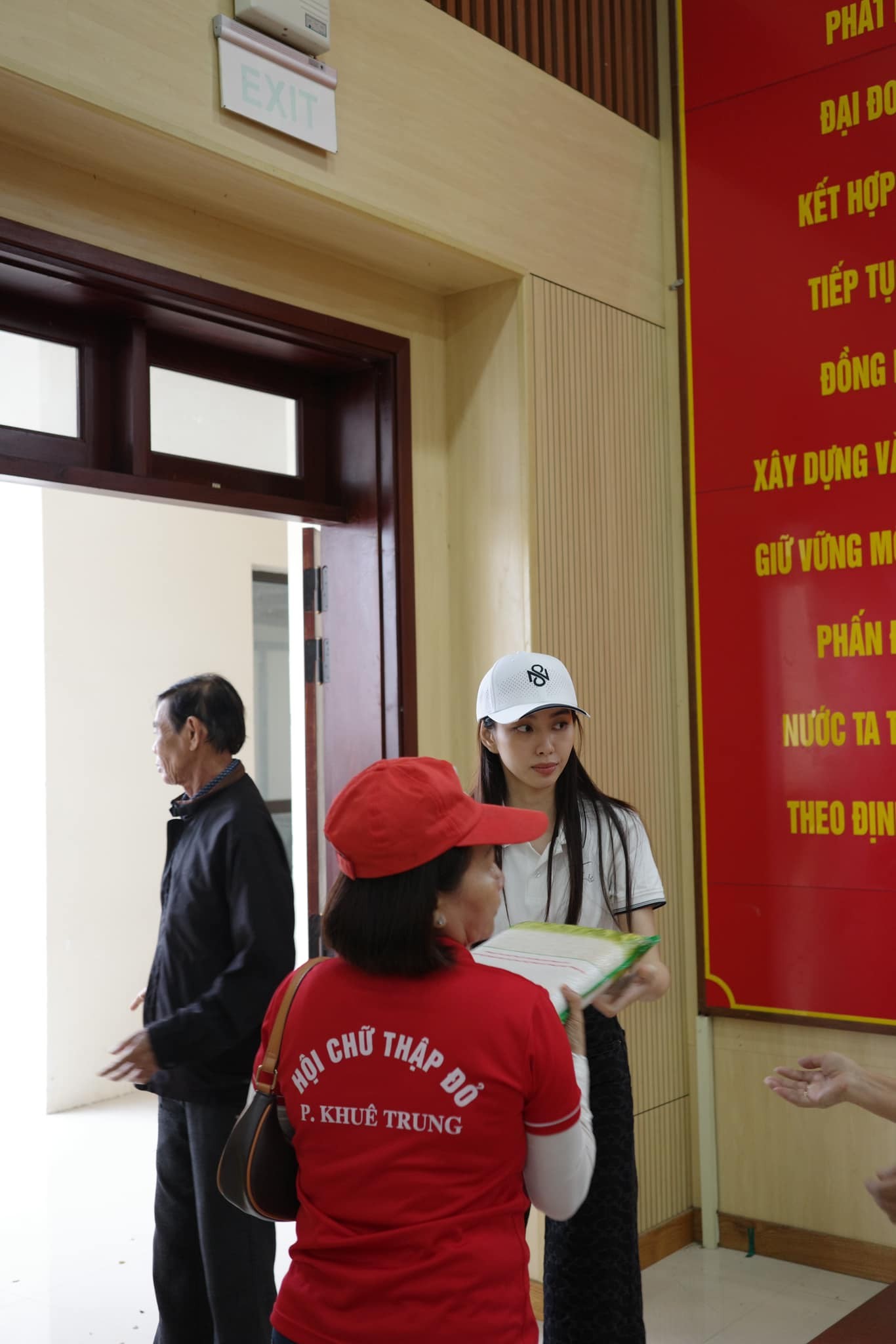 Video: Thùy Tiên giản dị hết cỡ đi trao quà từ thiện, không ngại bê vác, nhan sắc gây chú ý - Ảnh 3