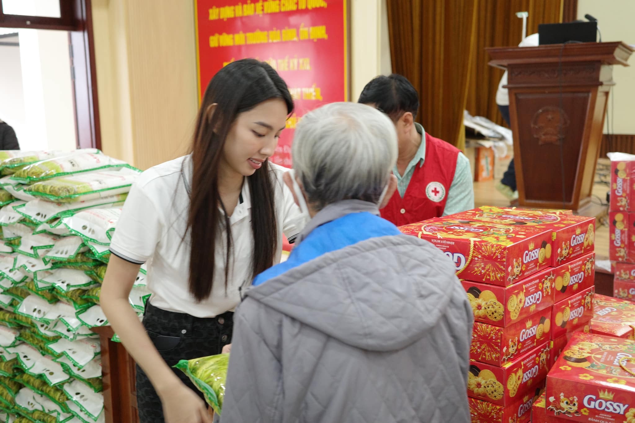 Video: Thùy Tiên giản dị hết cỡ đi trao quà từ thiện, không ngại bê vác, nhan sắc gây chú ý - Ảnh 10