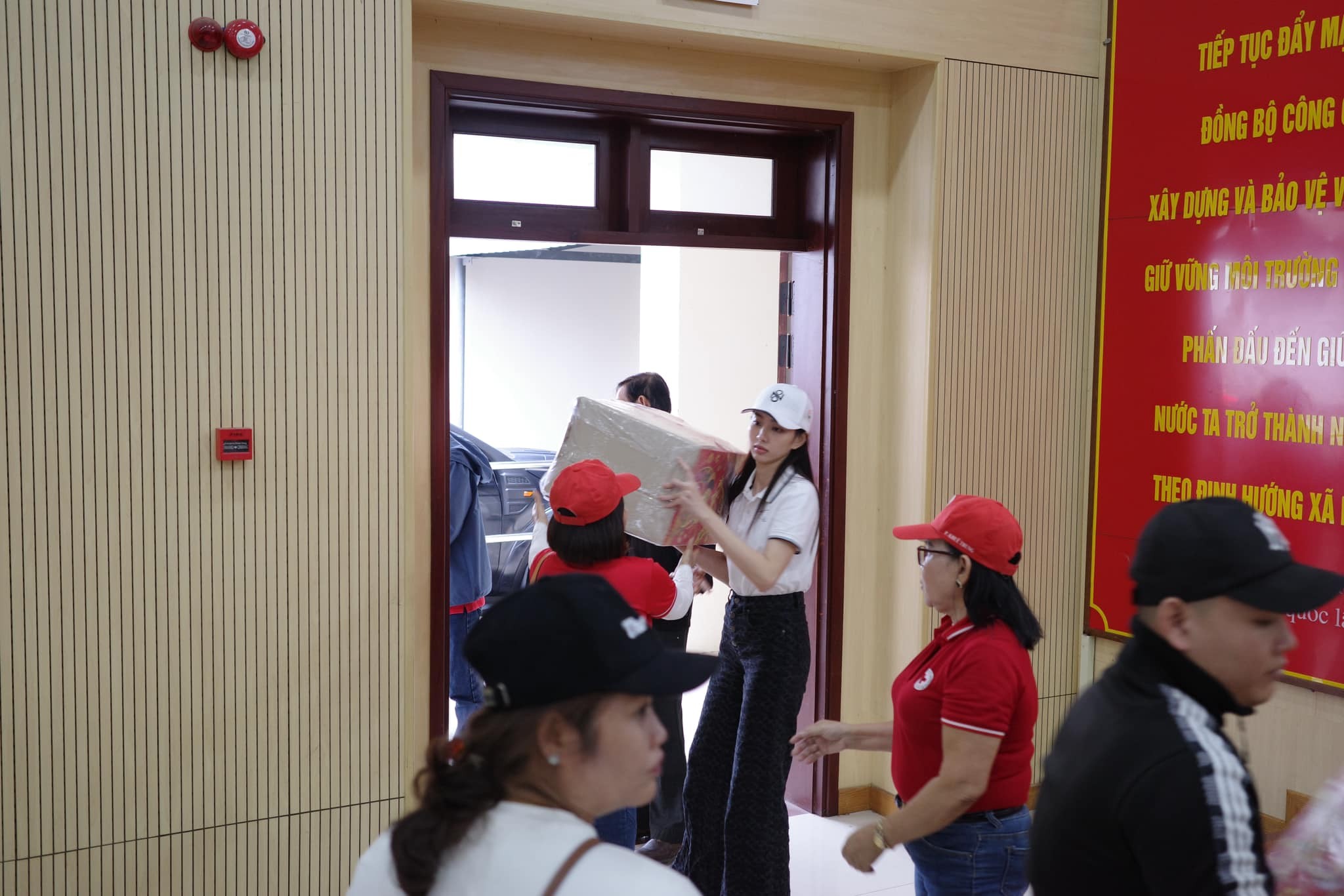 Video: Thùy Tiên giản dị hết cỡ đi trao quà từ thiện, không ngại bê vác, nhan sắc gây chú ý - Ảnh 5