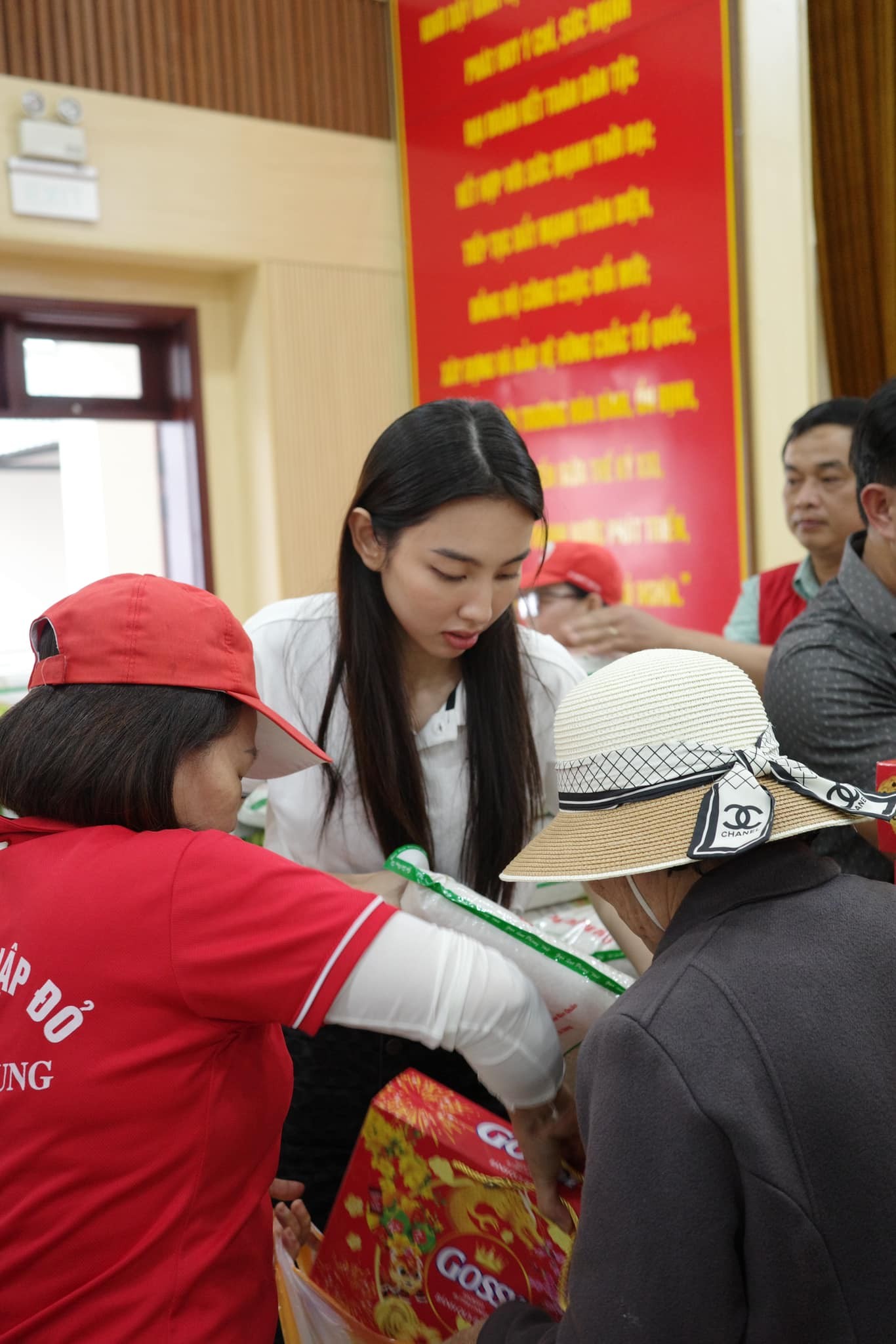 Video: Thùy Tiên giản dị hết cỡ đi trao quà từ thiện, không ngại bê vác, nhan sắc gây chú ý - Ảnh 12