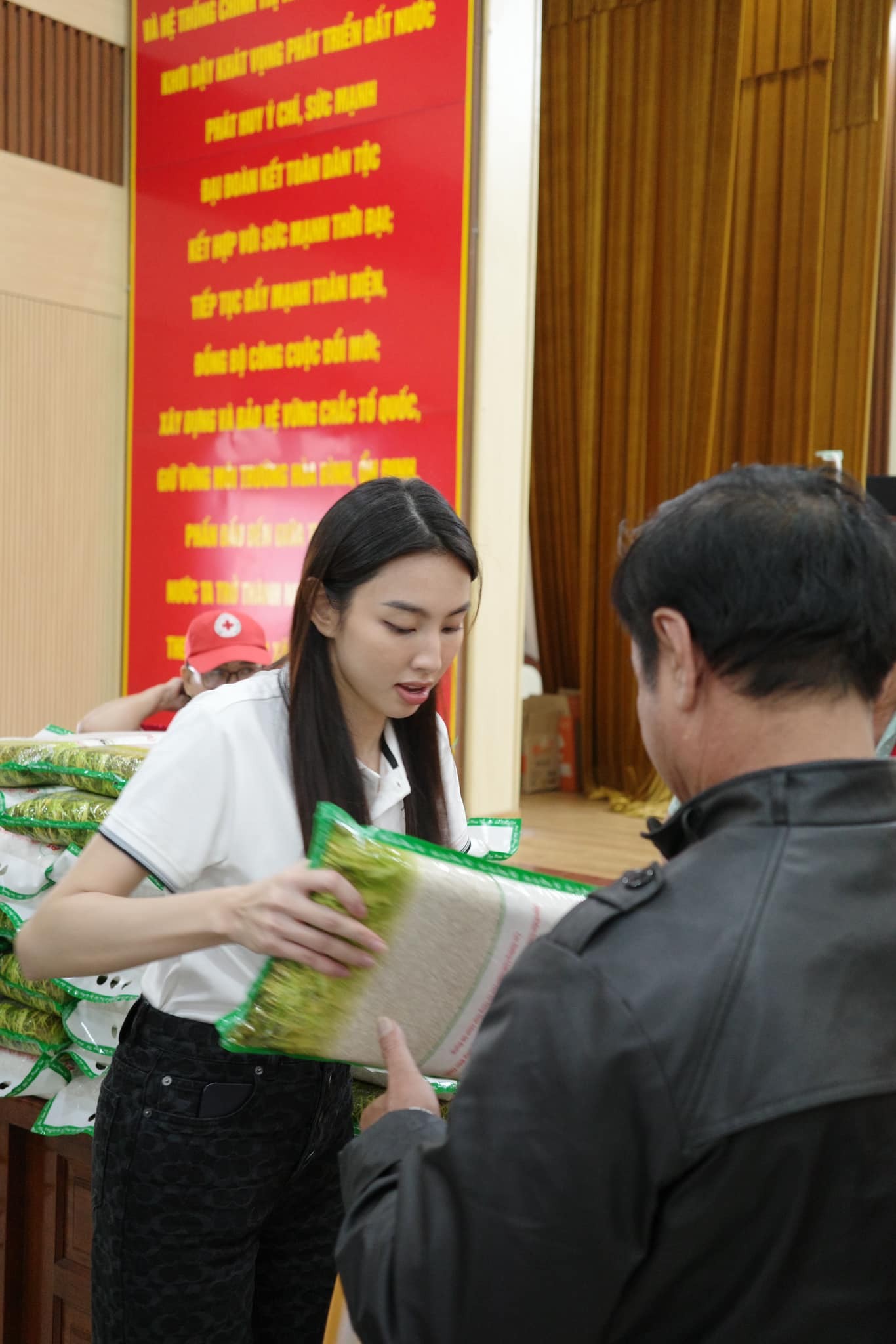 Video: Thùy Tiên giản dị hết cỡ đi trao quà từ thiện, không ngại bê vác, nhan sắc gây chú ý - Ảnh 9