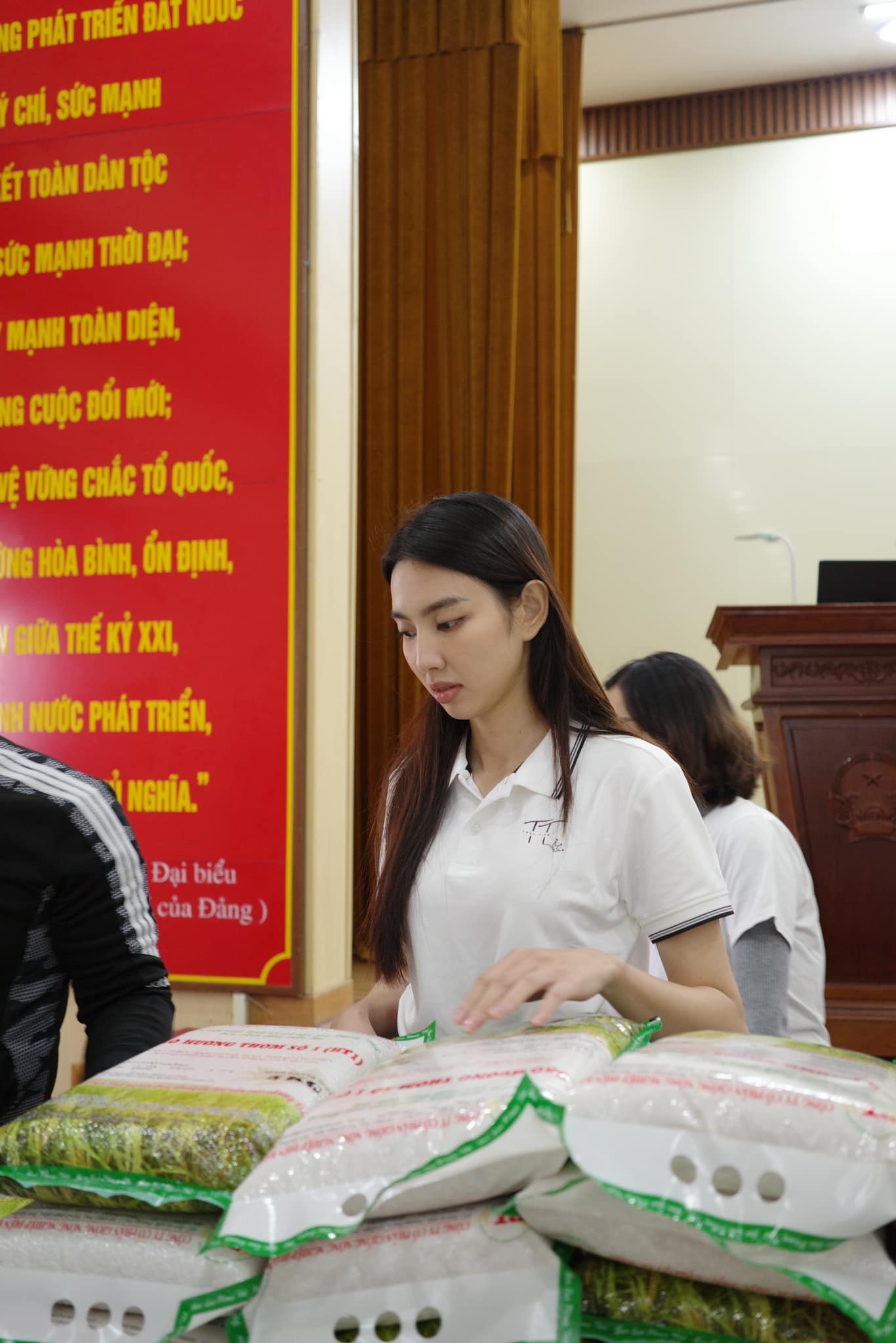Video: Thùy Tiên giản dị hết cỡ đi trao quà từ thiện, không ngại bê vác, nhan sắc gây chú ý - Ảnh 6