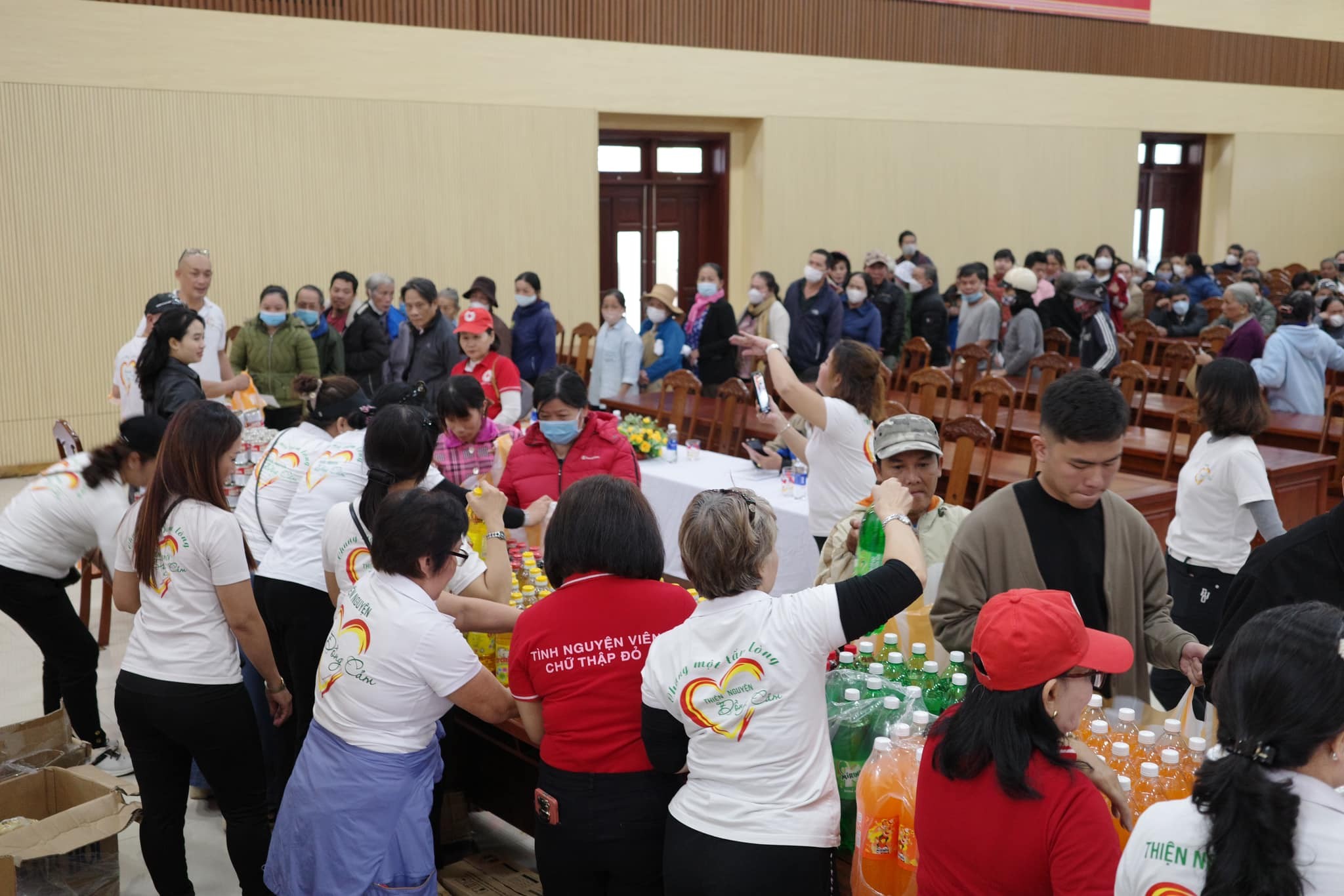 Video: Thùy Tiên giản dị hết cỡ đi trao quà từ thiện, không ngại bê vác, nhan sắc gây chú ý - Ảnh 7