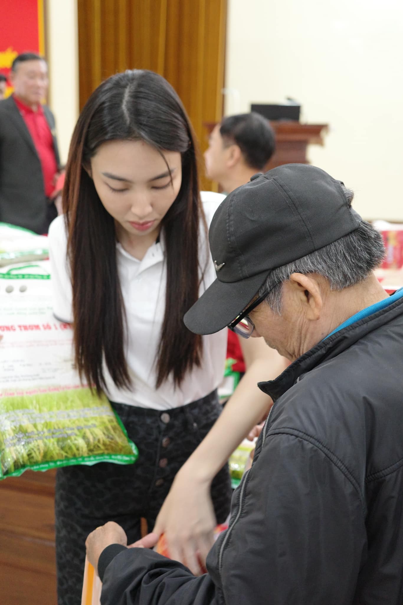 Video: Thùy Tiên giản dị hết cỡ đi trao quà từ thiện, không ngại bê vác, nhan sắc gây chú ý - Ảnh 11