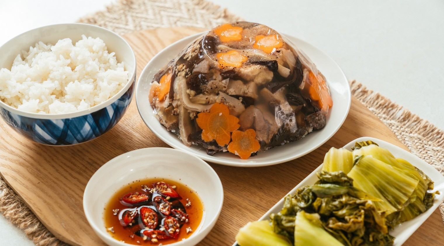 Thịt đông là món ăn được yêu thích, thường xuyên xuất hiện trên mâm cơm vào dịp Tết Thịt đông là món ăn được yêu thích, thường xuyên xuất hiện trên mâm cơm vào dịp Tết