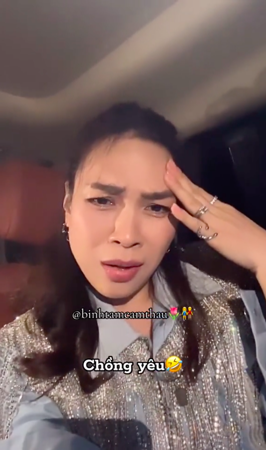 Biểu cảm 'cưng xỉu' của Mỹ Tâm khi fan gọi với danh xưng 'chồng yêu' Biểu cảm 'cưng xỉu' của Mỹ Tâm khi fan gọi với danh xưng 'chồng yêu'