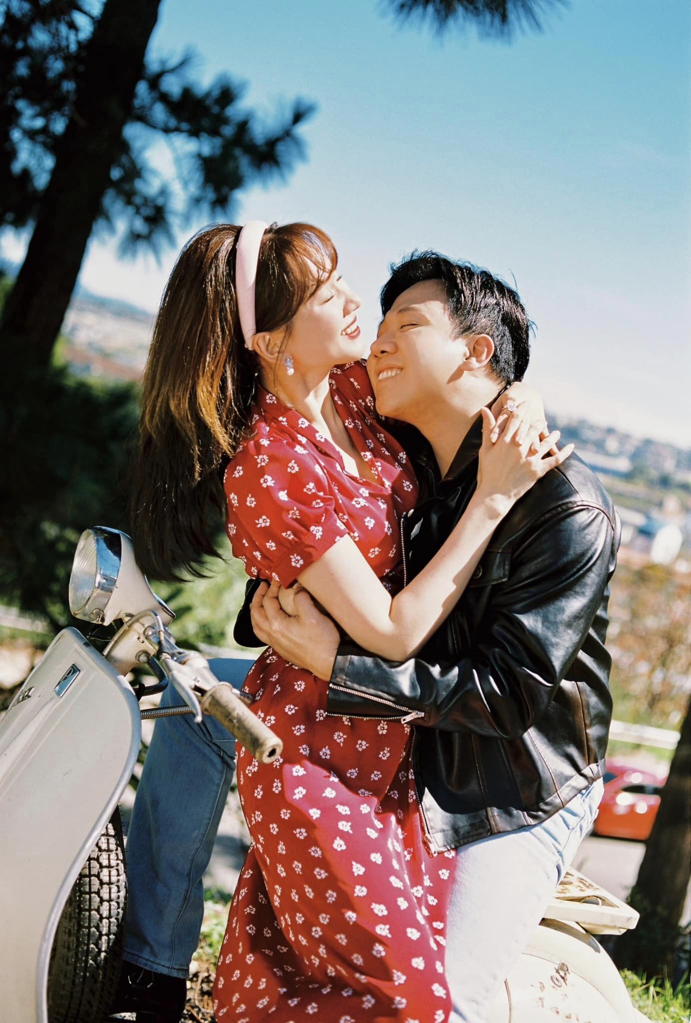 Video: Trấn Thành hóa tài tử Hong Kong trổ tài ca hát, CDM cảm thán 'đẹp trai xin hãy bình thường' - Ảnh 5