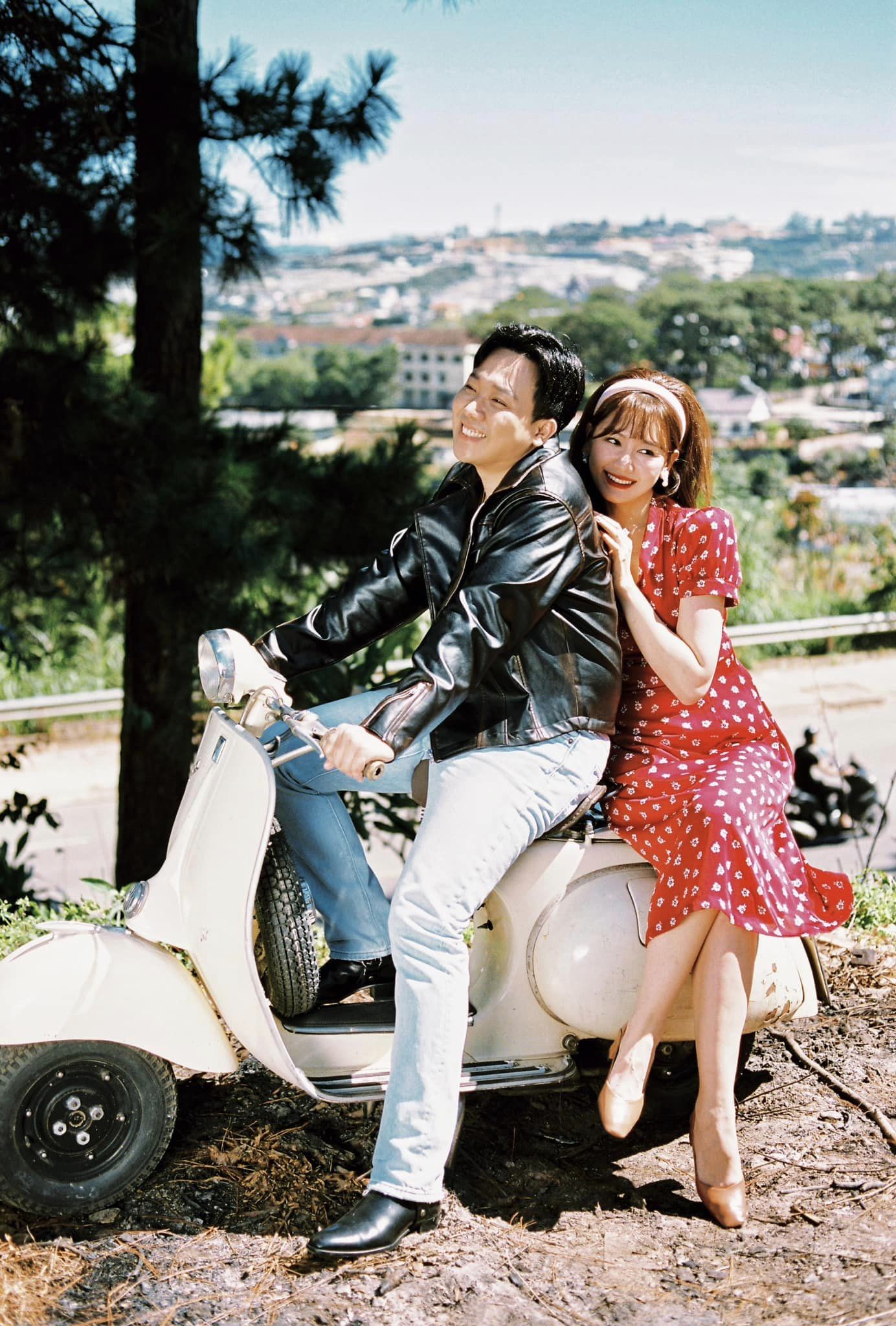 Video: Trấn Thành hóa tài tử Hong Kong trổ tài ca hát, CDM cảm thán 'đẹp trai xin hãy bình thường' - Ảnh 1