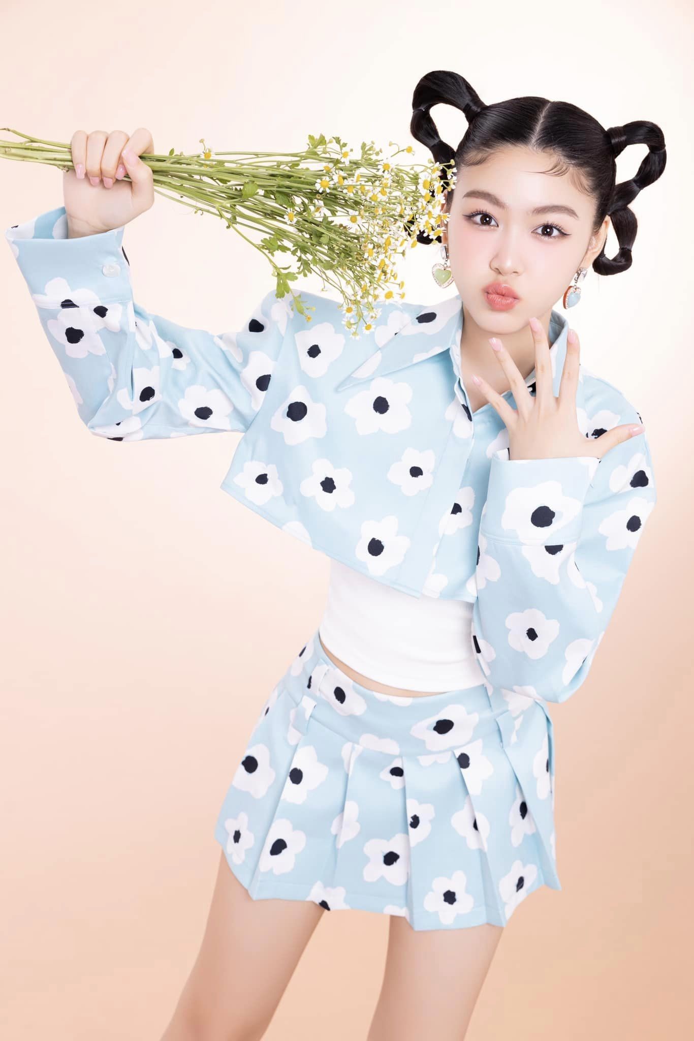 Cộng đồng mạng liên tục khuyên ái nữ Quyền Linh nên đi thi Hoa hậu trong tương lai bởi hội tụ đủ yêu tố tài sắc vẹn toàn.