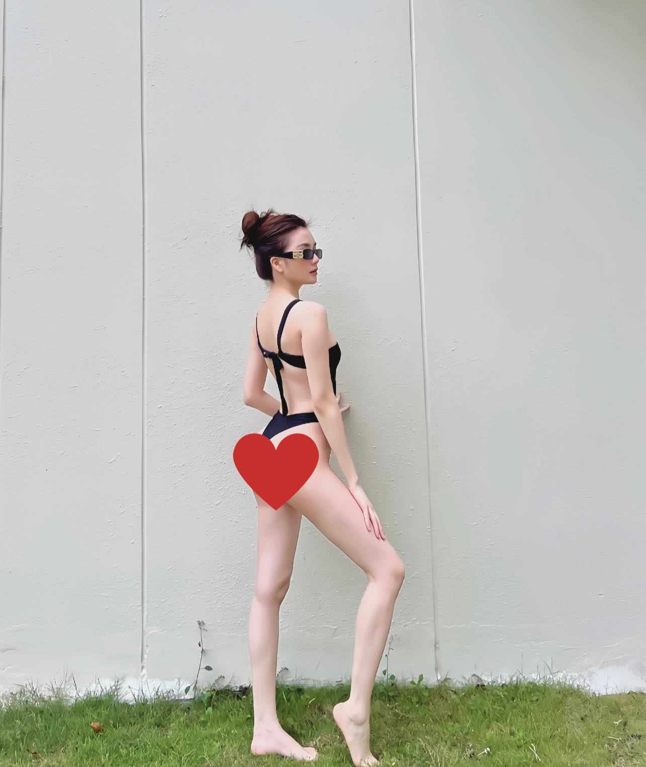 Hình thể nóng bỏng giúp Thiều Bảo Trang tự tin diện những thiết kế kiệm vải