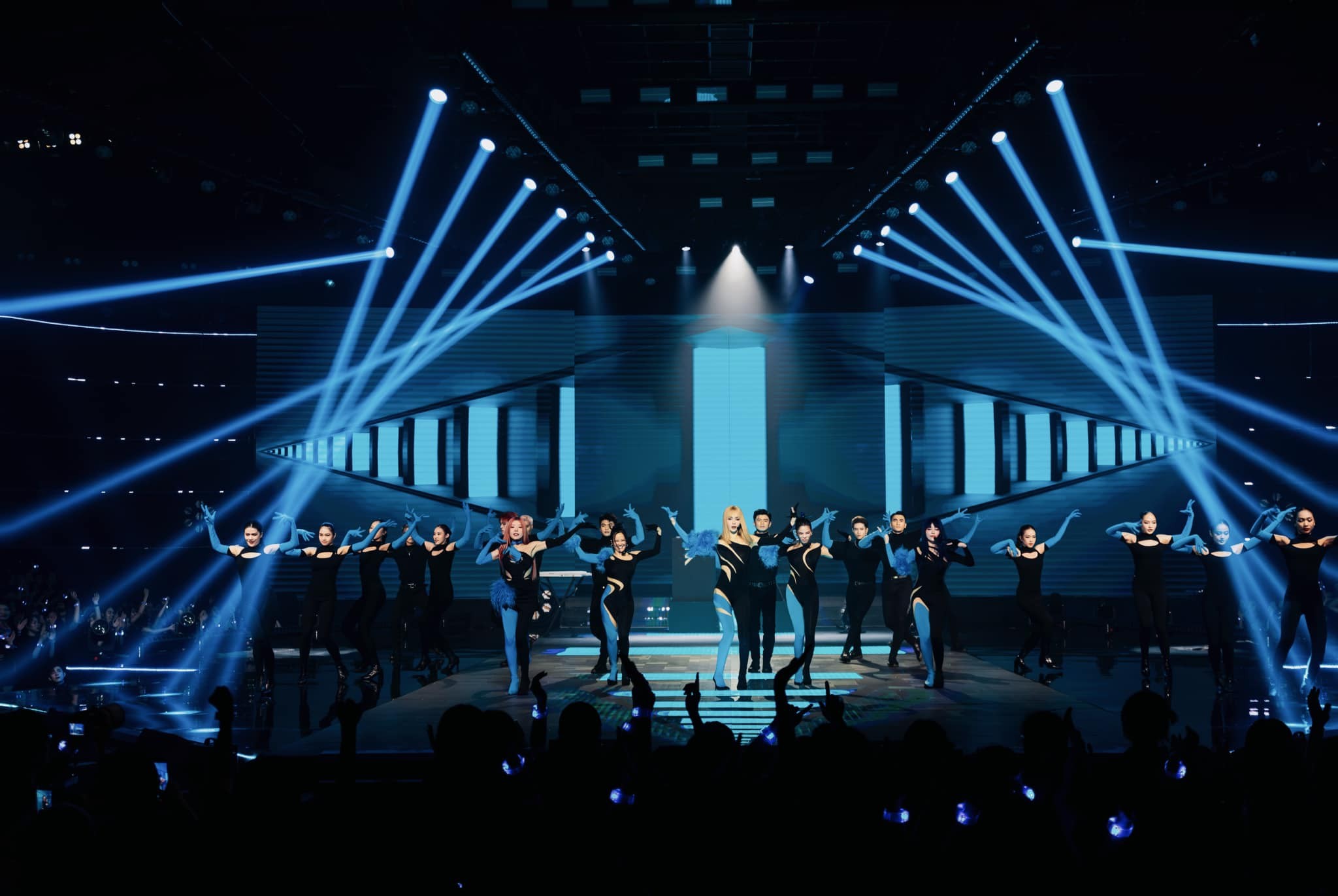 Chị Đẹp Đạp Gió Rẽ Sóng đại thắng tại VTV Awards 2023, màn 'chào sân' không thể ấn tượng hơn - Ảnh 1