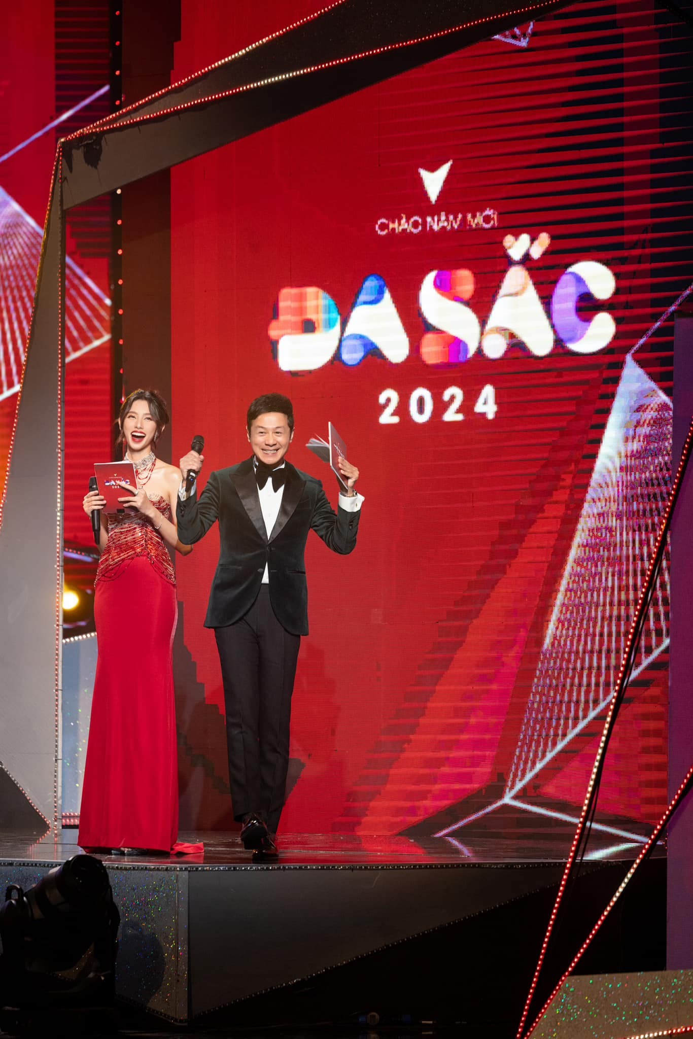 Video: Thùy Tiên diện váy xẻ tít tắp, nhan sắc sáng như đèn pha 'đánh bại' CAM thường - Ảnh 5