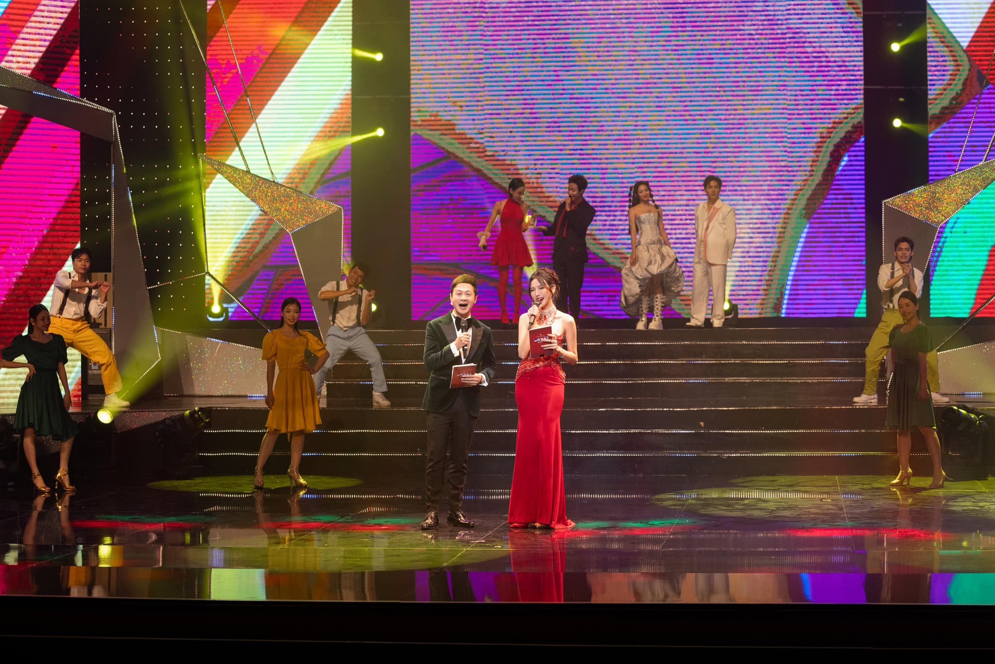 Video: Thùy Tiên diện váy xẻ tít tắp, nhan sắc sáng như đèn pha 'đánh bại' CAM thường - Ảnh 4