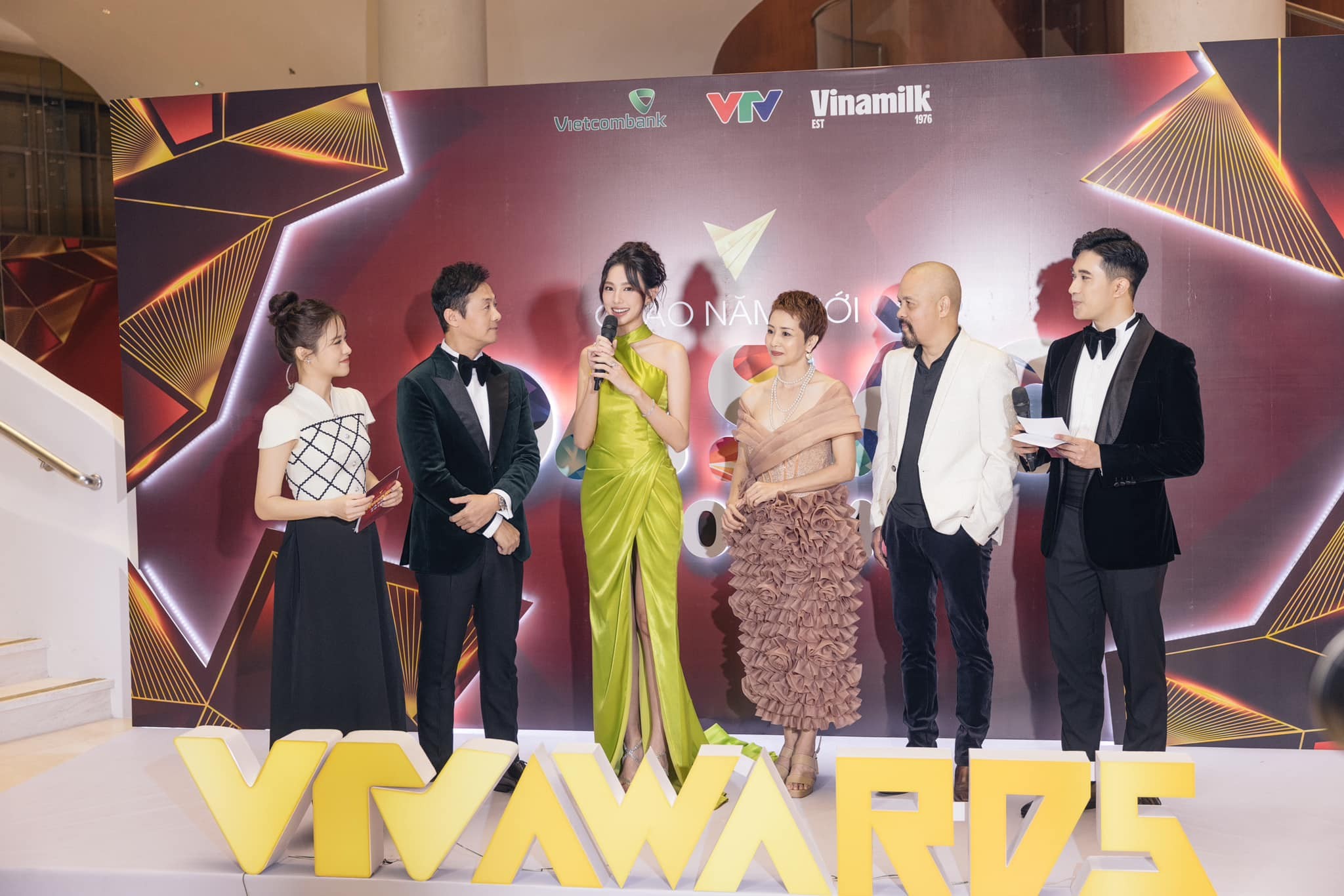 Video: Thùy Tiên diện váy xẻ tít tắp, nhan sắc sáng như đèn pha 'đánh bại' CAM thường - Ảnh 1