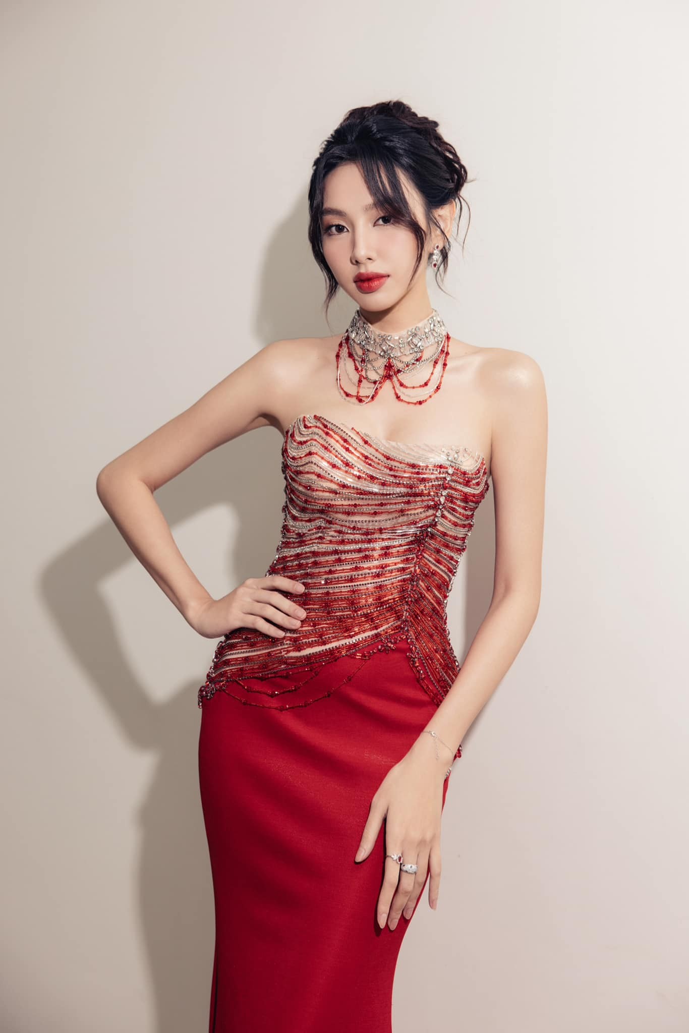 Video: Thùy Tiên diện váy xẻ tít tắp, nhan sắc sáng như đèn pha 'đánh bại' CAM thường - Ảnh 6