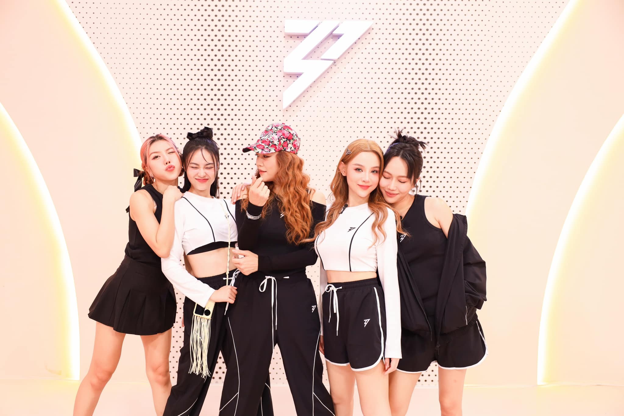 Ninh Dương Lan Ngọc, Thu Phương, Trang Pháp, Huyền Baby, Diệu Nhi, tích cực tập luyện chuẩn bị cho Công diễn 4 Chị Đẹp Đạp Gió Rẽ Sóng