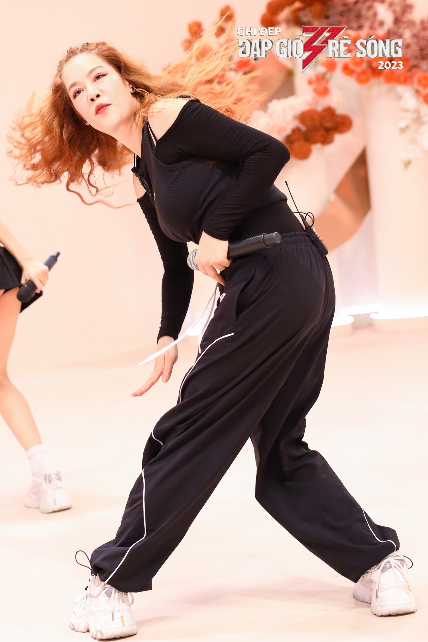 Thu Phương trưởng nhóm Mashup Hoa Nở Không Màu & Bông Hoa Đẹp Nhất