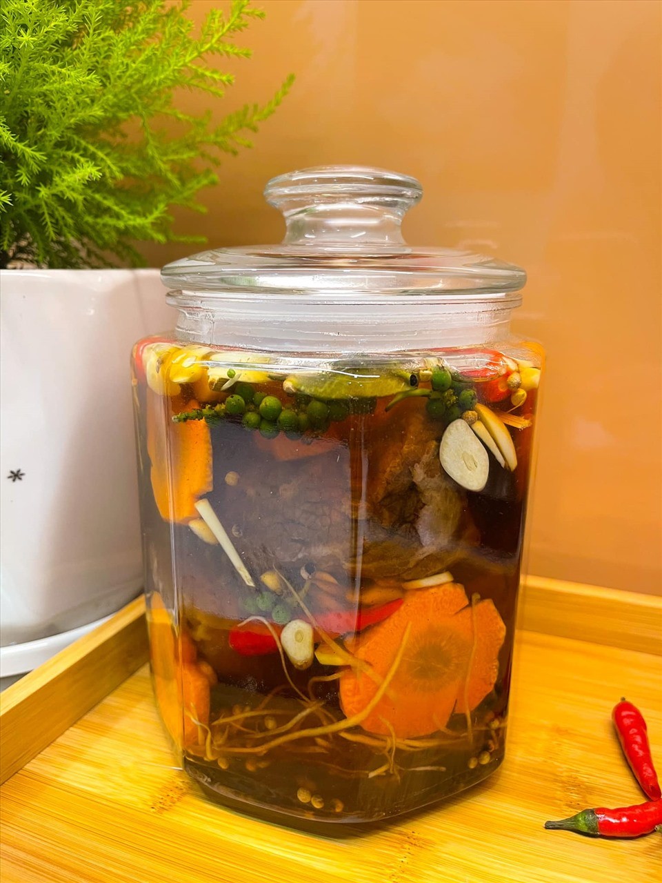 Thịt ngâm mắm nên bảo quản trong lọ thủy tinh