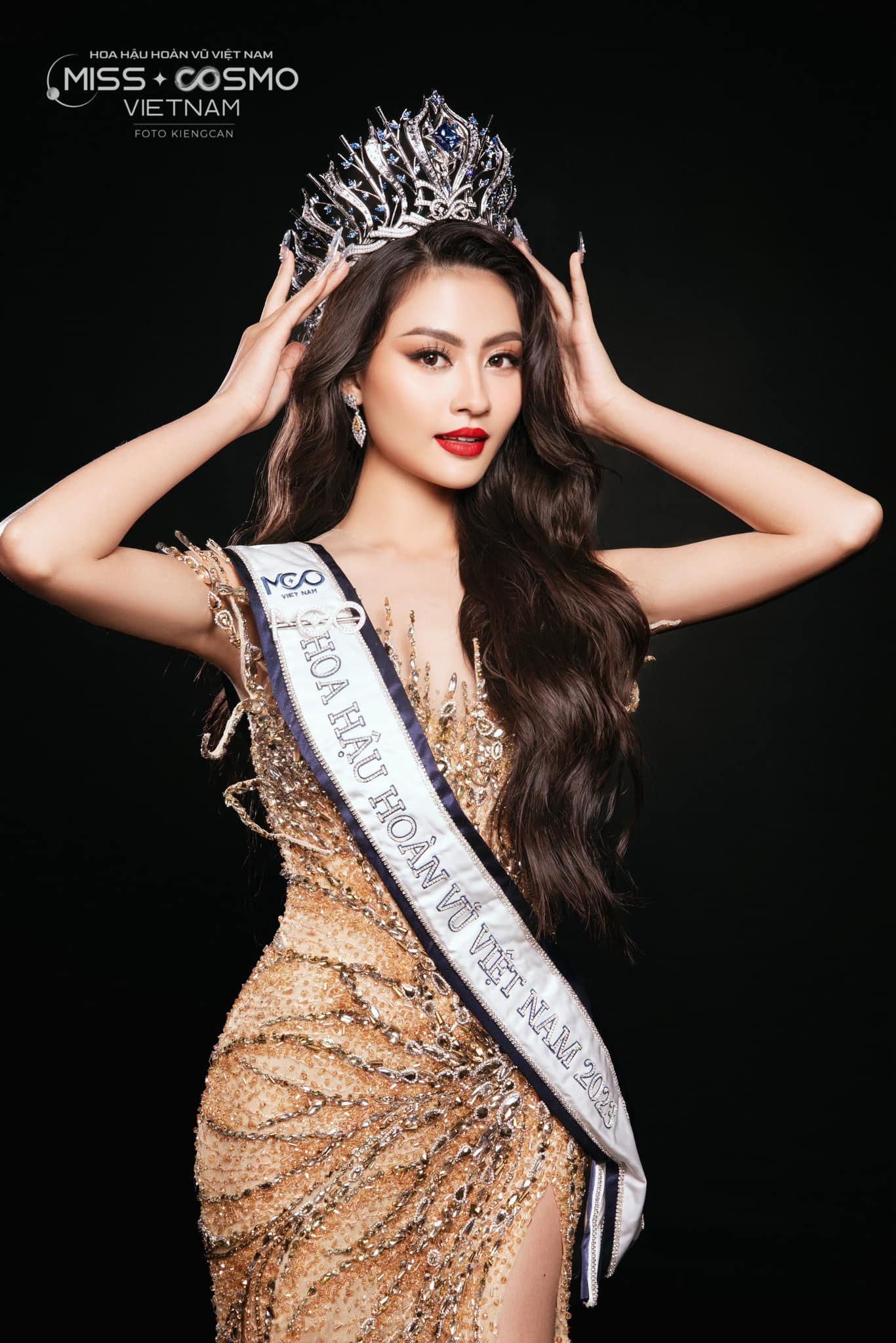 Màn đăng quang của Xuân Hạnh gây tranh cãi