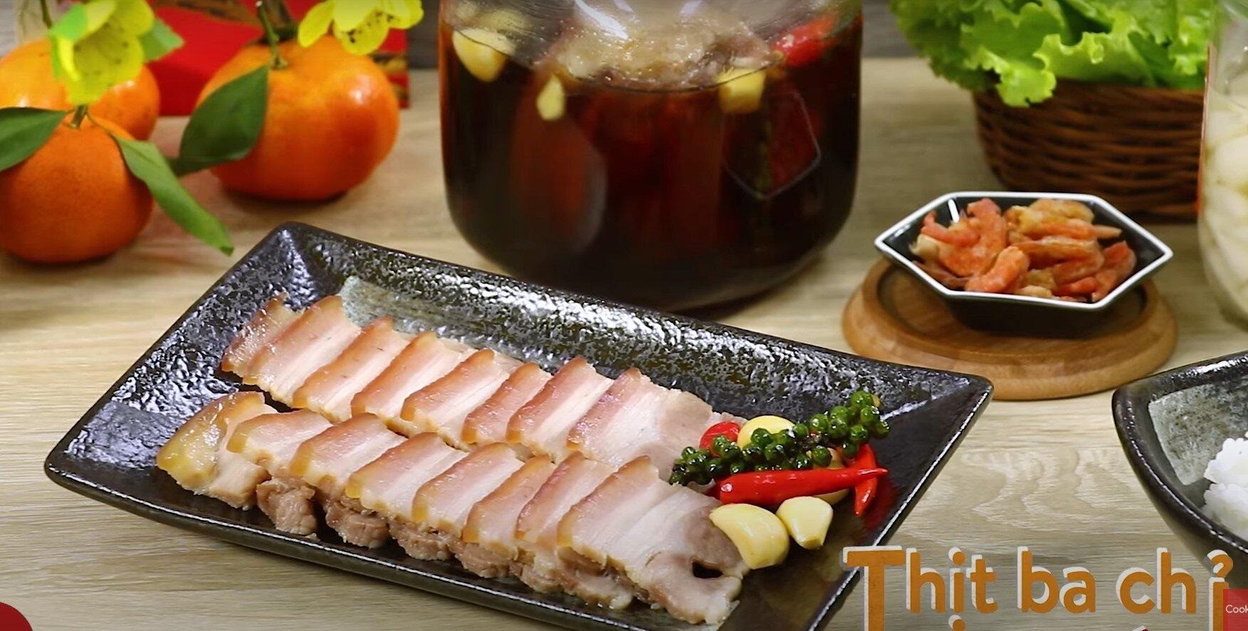 Thịt ngâm mắm ăn kèm rau sống sẽ giúp mâm cơm ngày Tết thêm trọn vị.