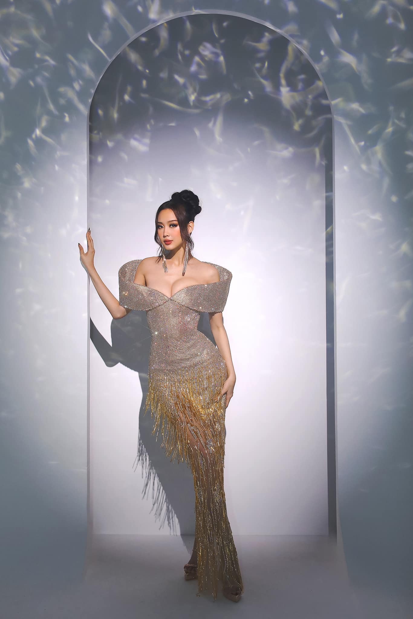 Bảo Ngọc gây giật mình với mốt đồ 'mặc như không', sắc vóc lên hương vùn vụt - Ảnh 1