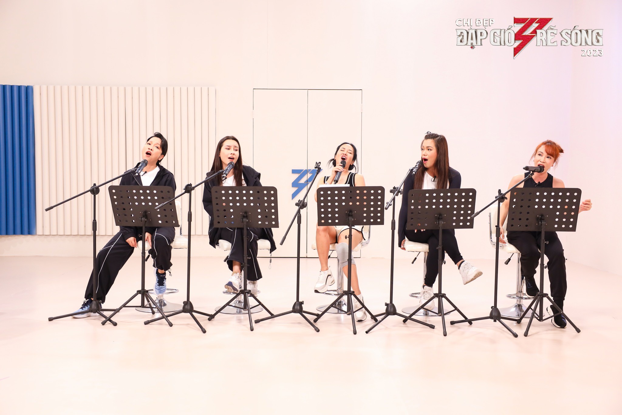 Nhóm Lưu Hương Giang tập luyện chuẩn bị cho Công diễn 4 Chị Đẹp Đạp Gió Rẽ Sóng