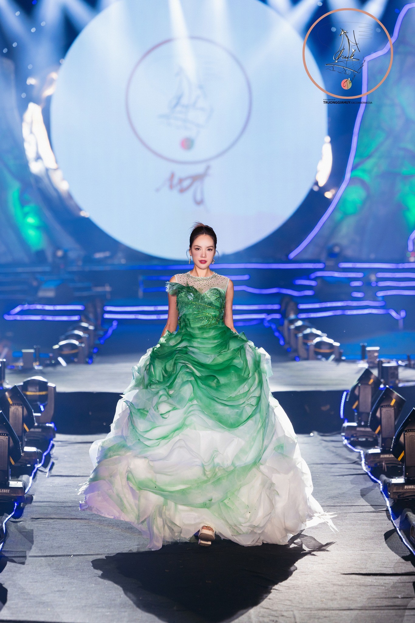 Đăng quang cùng thời điểm, Hoa hậu Hòa bình Việt Nam - Lê Hoàng Phương bận rộn