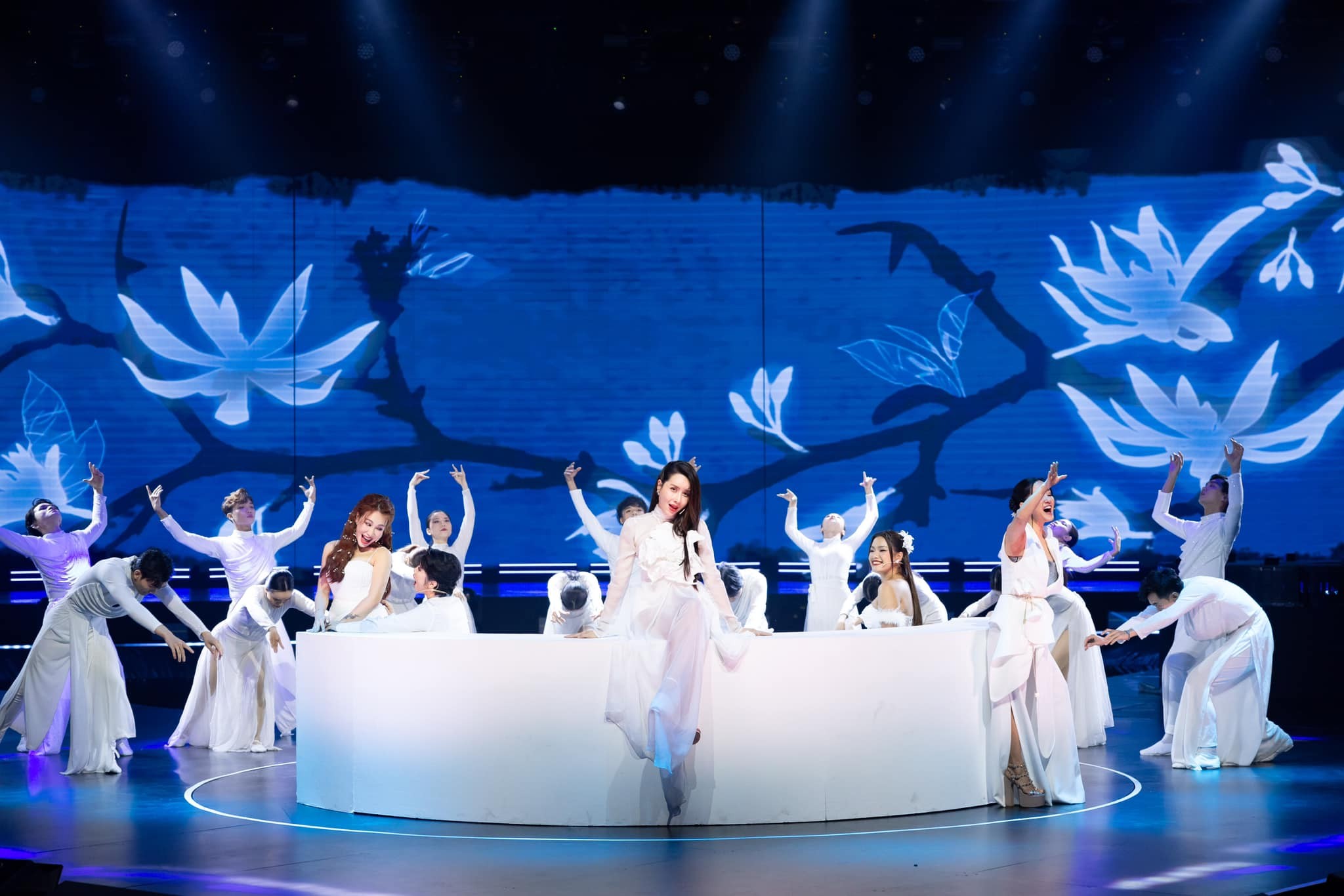 Lưu Hương Giang kinh diễm trên sân khấu Công diễn 4 Chị Đẹp Đạp Gió Rẽ Sóng